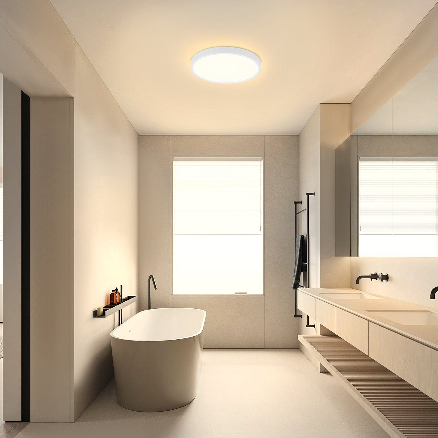 Baño con luz de techo redonda, bañera, ventana y lavabo con espejo. Paredes y suelo beige claro.