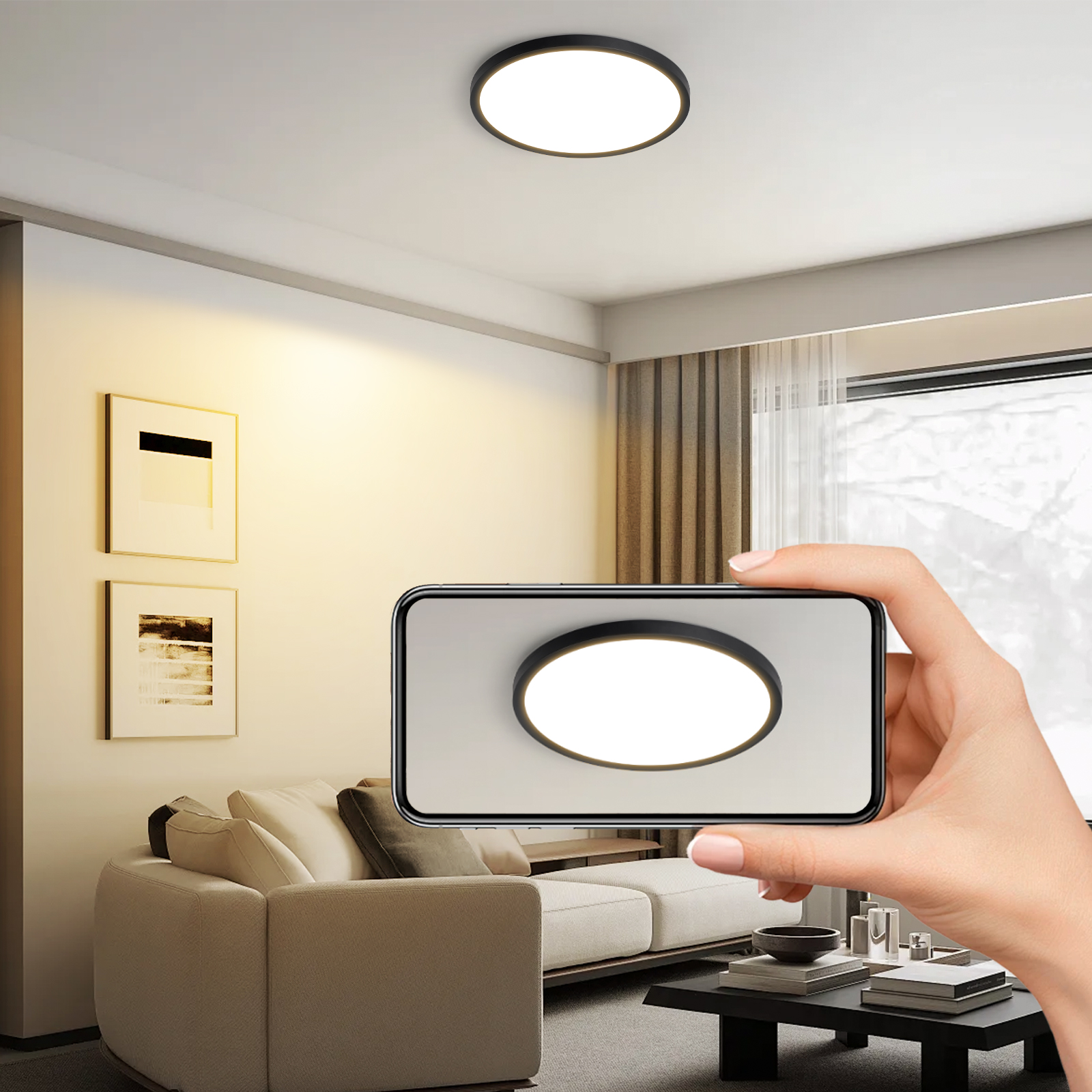 Una mano sosteniendo un teléfono que muestra una luz de techo circular, en una sala de estar.
