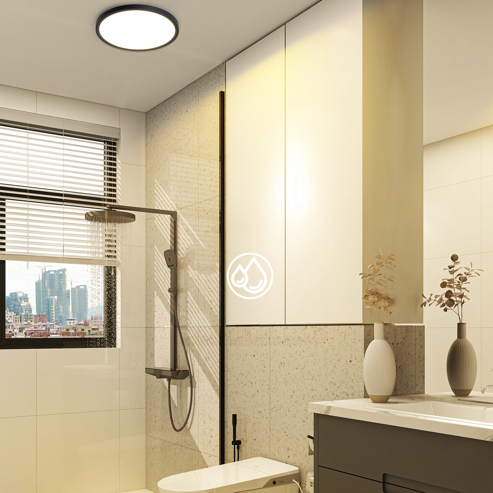 Un baño con ducha, inodoro y espejo. Se ve un horizonte de la ciudad a través de la ventana.