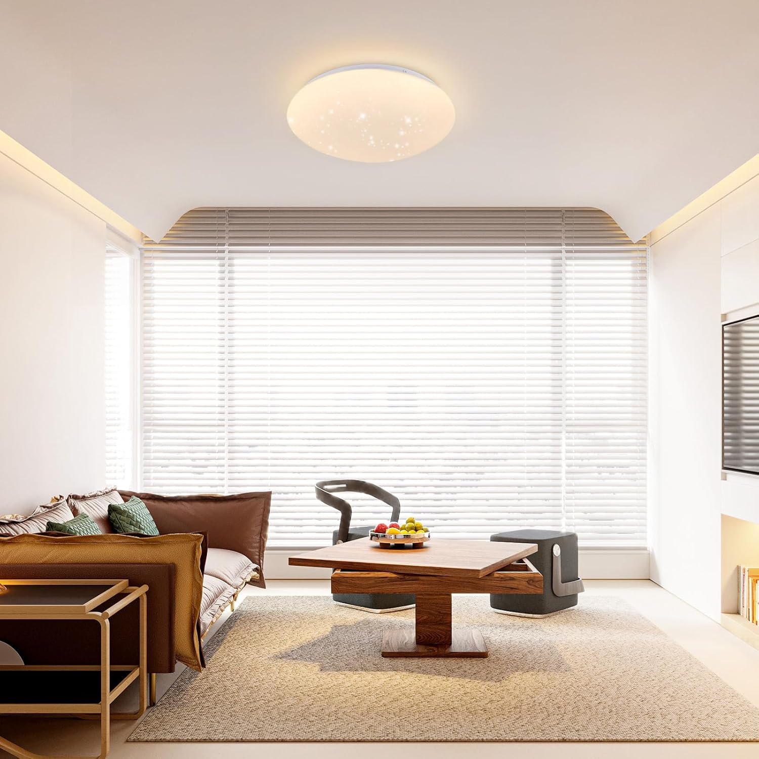Sala de estar luminosa con ventana grande, sofá, mesa de centro y luz de techo.