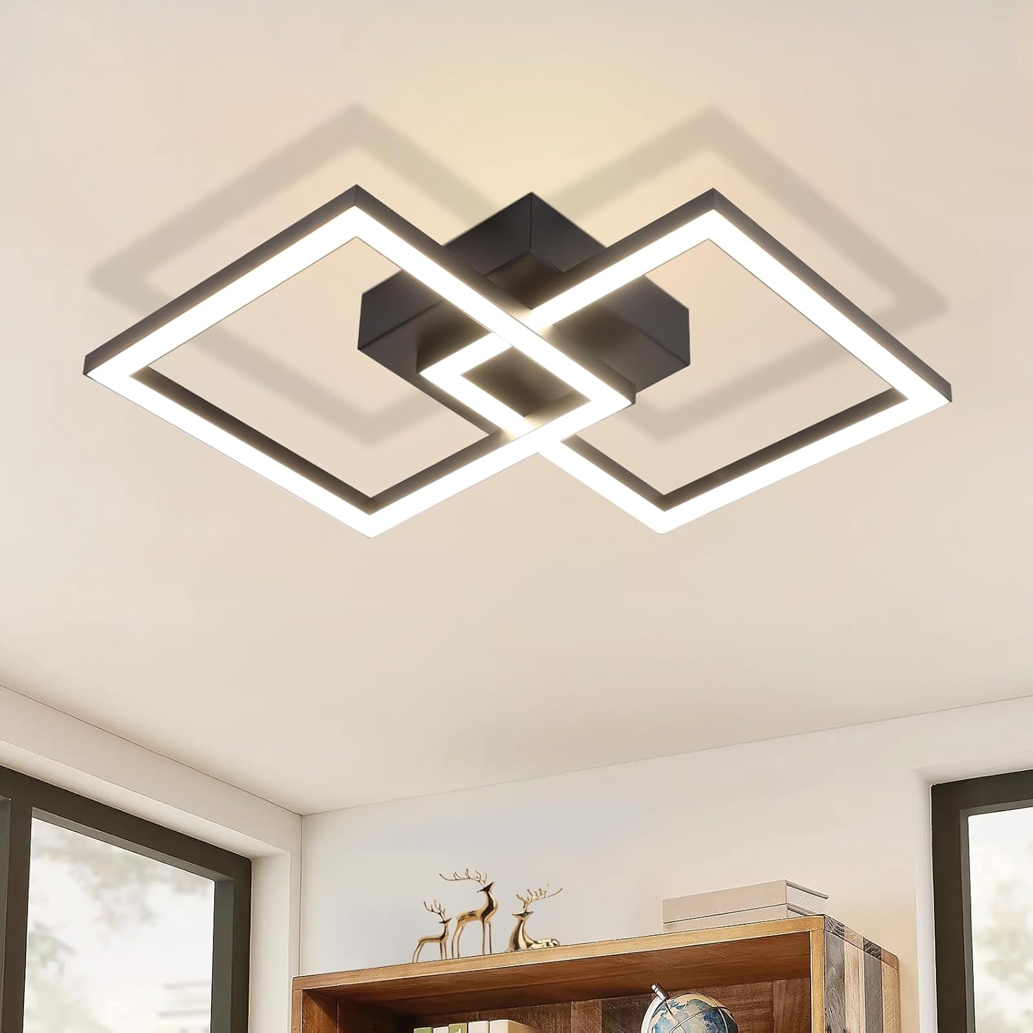 Lámpara de techo moderna con formas cuadradas intersectadas y base oscura.