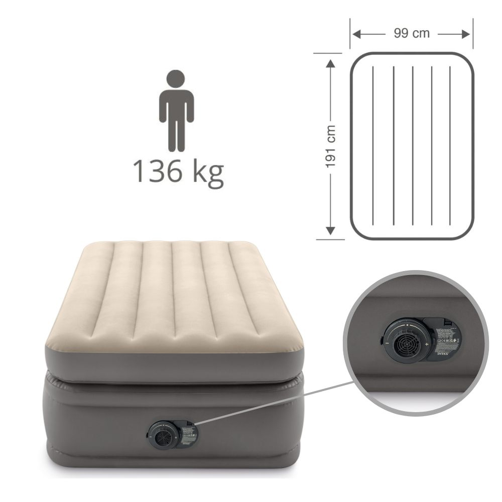 Beige luchtmatras met afmetingen en persoon-icoon met tekst 136 kg. Close-up van de pomp.