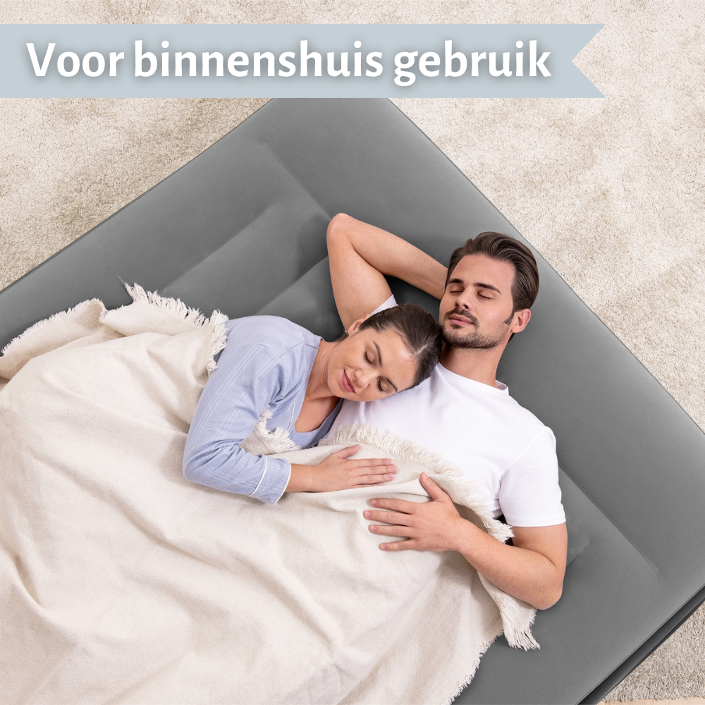 Couple dormant sur un matelas gonflable gris, sur un tapis beige. Texte : Pour une utilisation en intérieur.