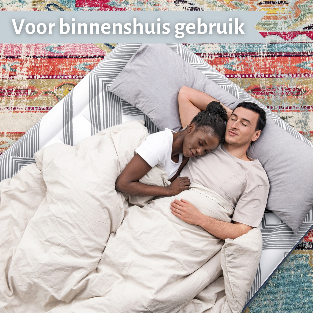 Koppel slaapt op een opblaasbed met patroon op een kleurrijk tapijt. Tekst: Voor gebruik binnenshuis.