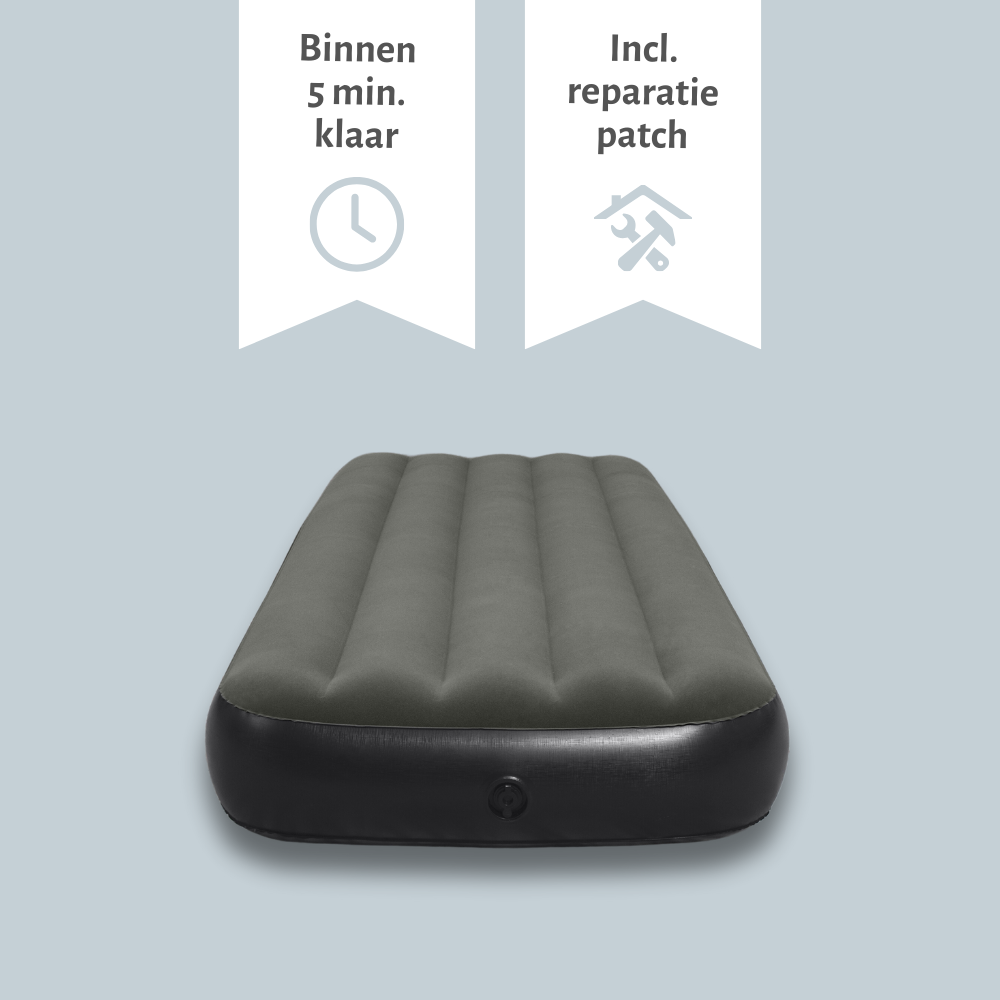 Een olijfgroene opblaasbare matras. Inclusief reparatiepatch en instructies.