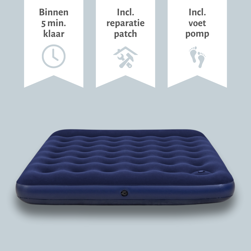 Matelas gonflable bleu avec motif vagues, icônes et texte. Fond gris clair.
