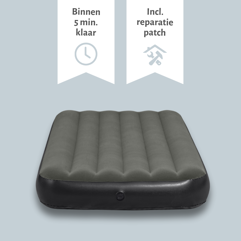 Een grijze opblaasbare matras met zwarte rand. Met veiligheidsklep en instructies.