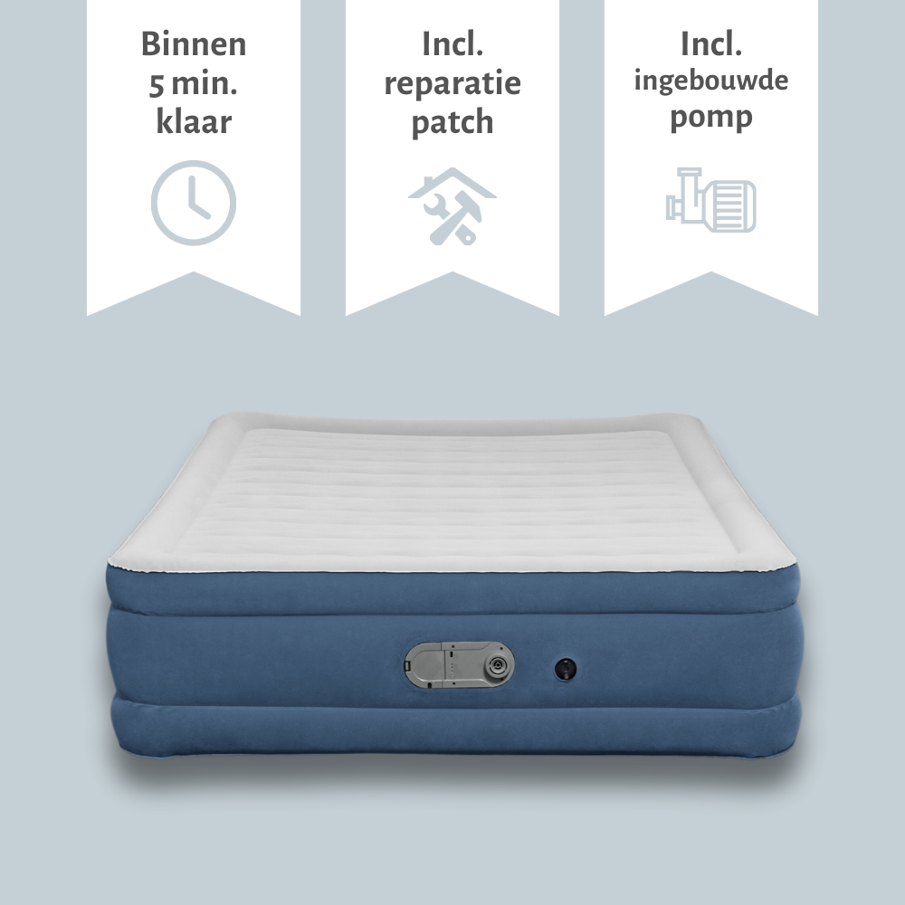 Blauwe en witte opblaasmatras. Inclusief een ingebouwde pomp en klaar in 5 minuten. Voor gebruik binnenshuis.