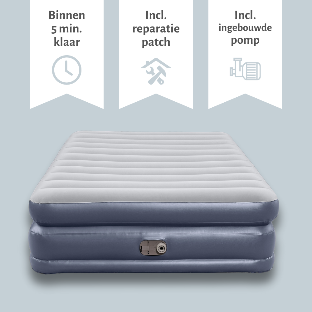 Luchtmatras met tweekleurig blauw ontwerp. Inclusief reparatiepatch en ingebouwde pomp.