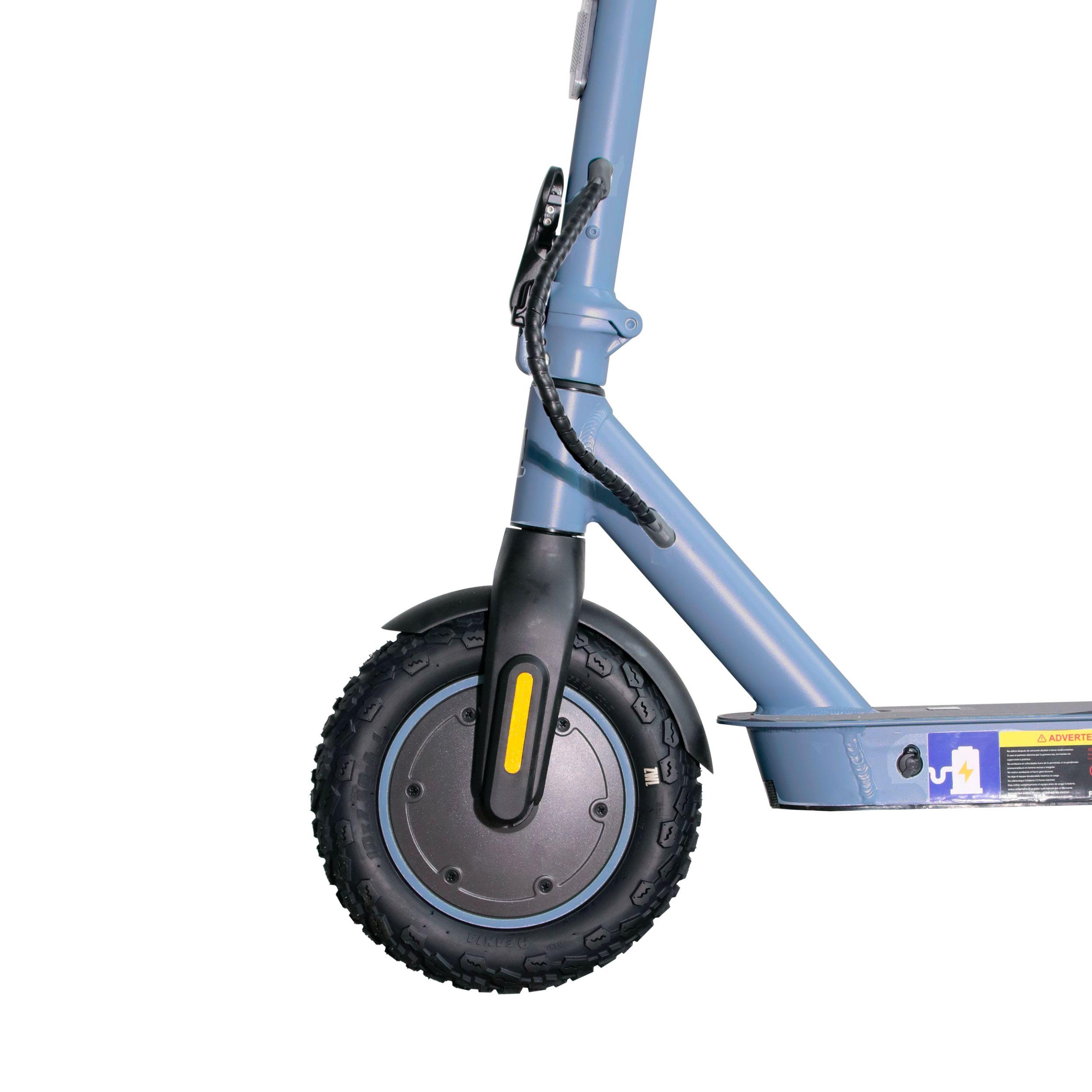 La rueda delantera de un scooter azul y negro, con un neumático negro y un reflector amarillo.