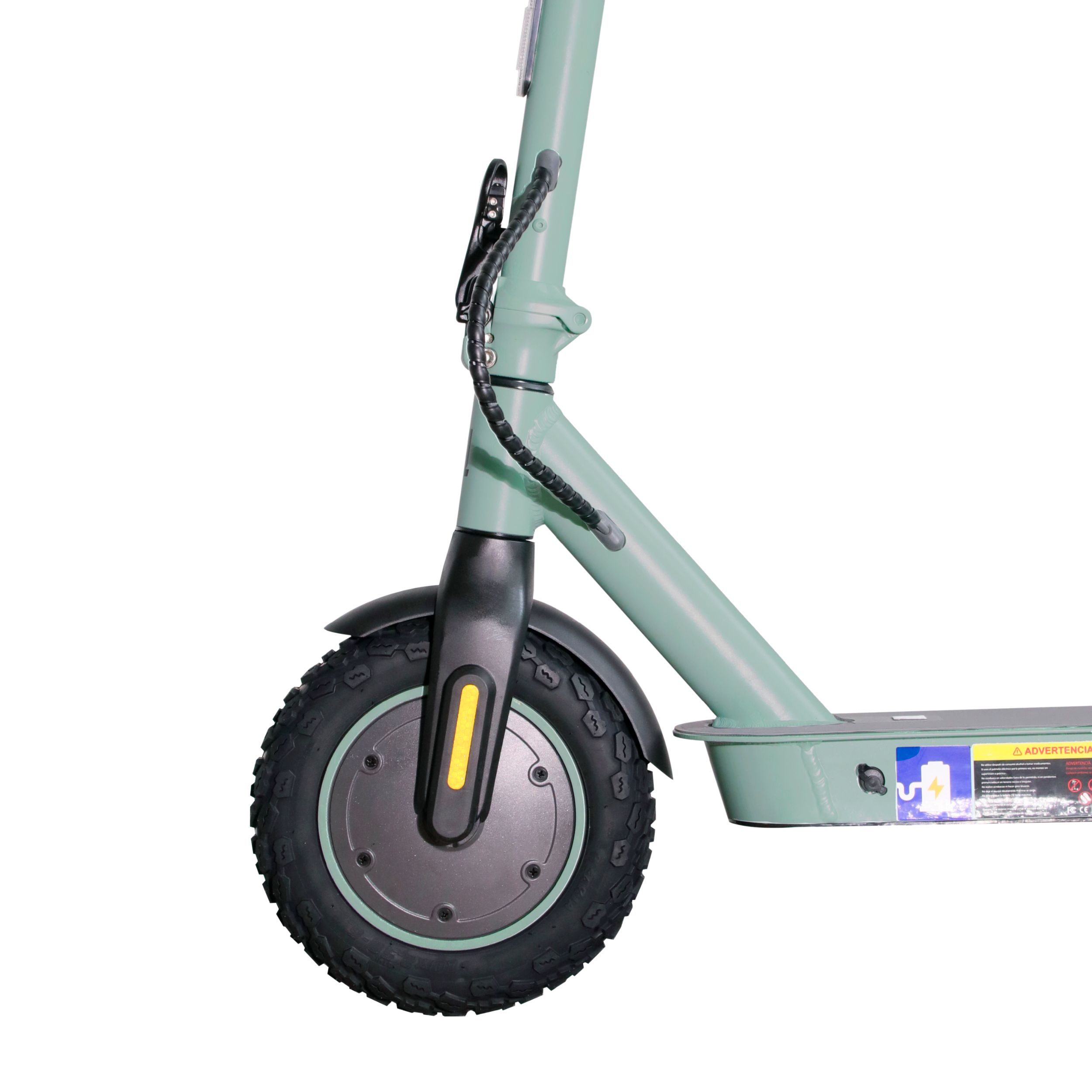 Rueda delantera de un patinete verde. La rueda es negra, el neumático es verde oscuro.