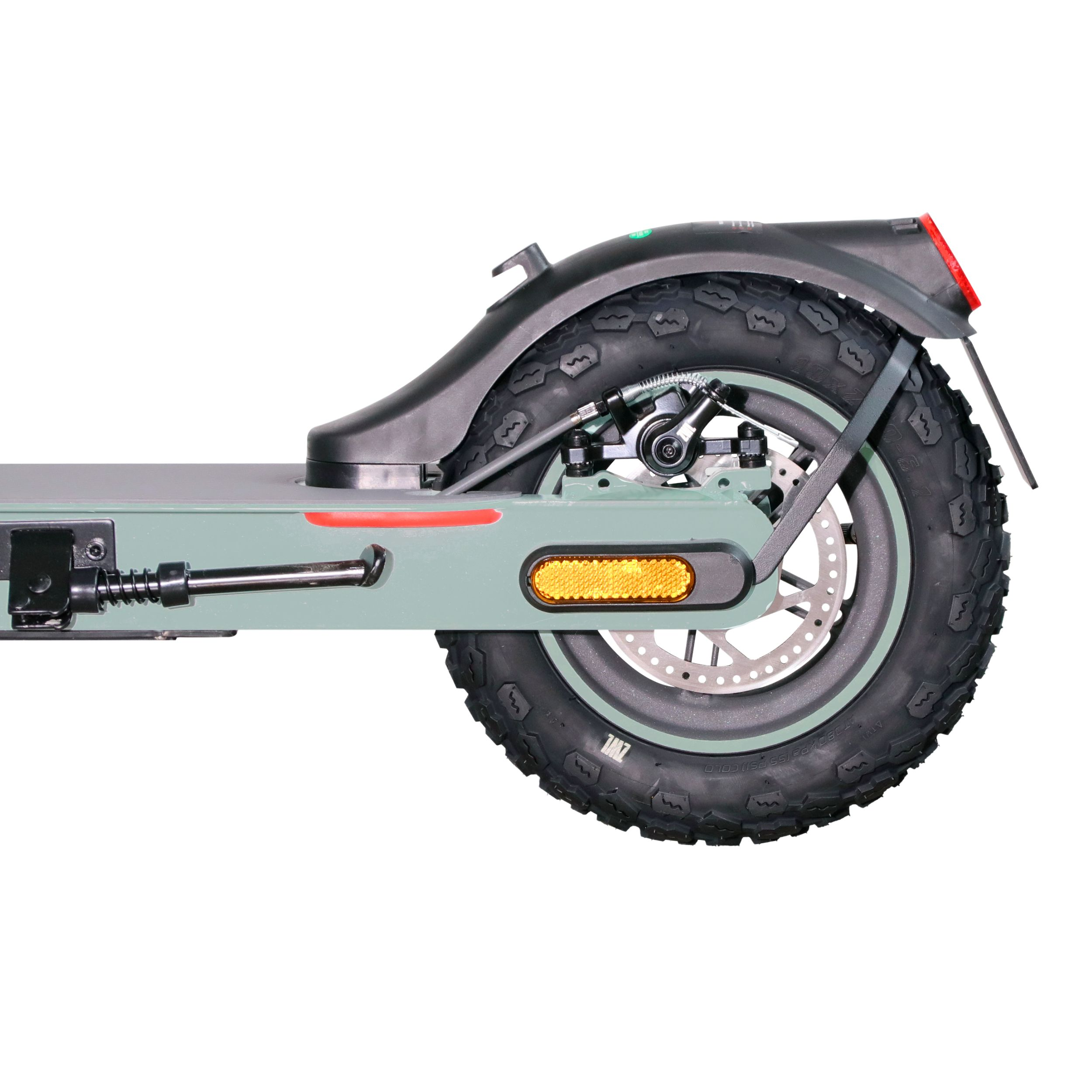 Primer plano de la rueda trasera de un scooter. La rueda tiene un neumático grande y un freno de disco.
