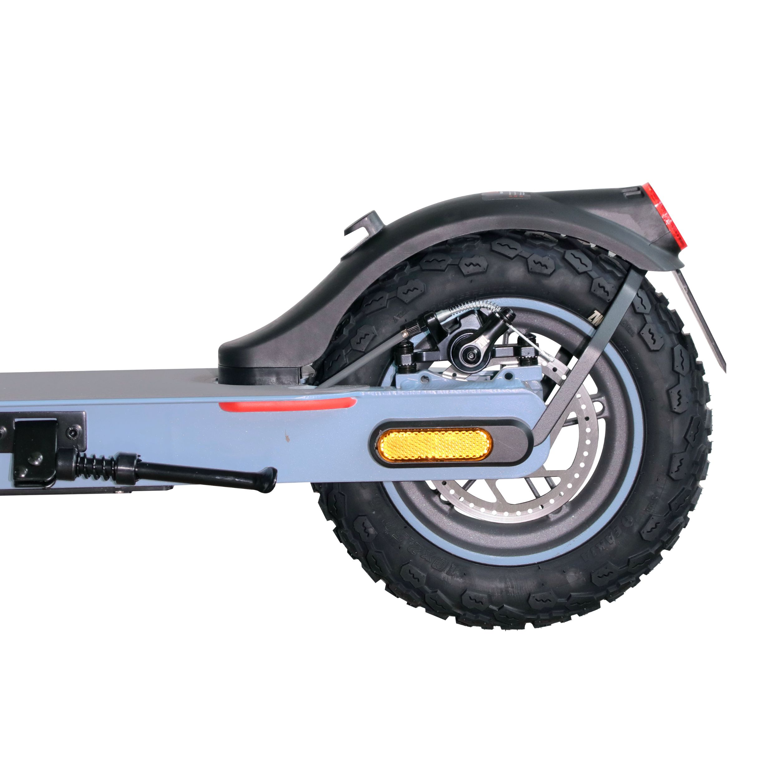 Vista trasera de un scooter eléctrico. Muestra rueda, guardabarros y luz trasera. Aislado en blanco.