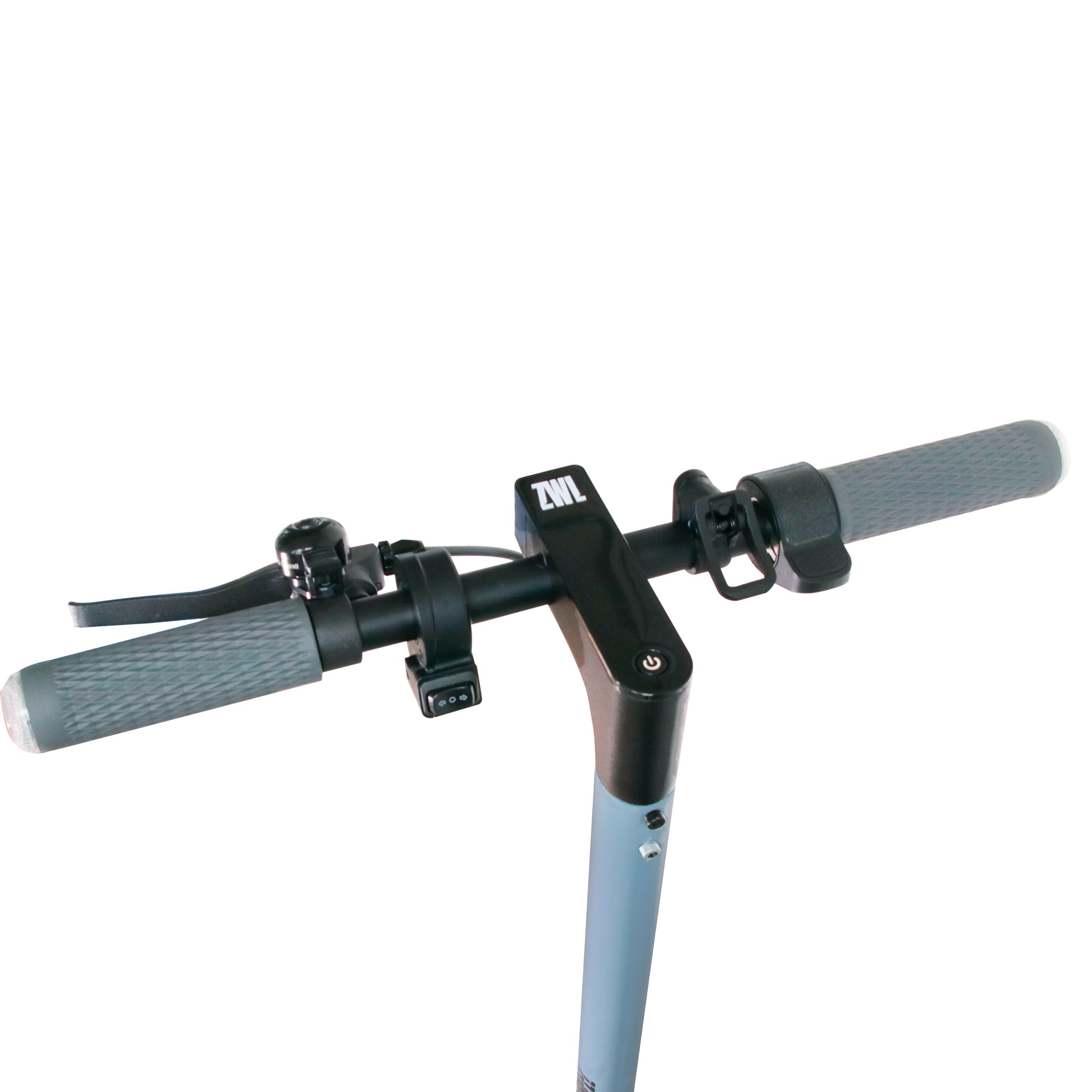 Manillar de scooter eléctrico, con controles y timbre, aislado sobre blanco.