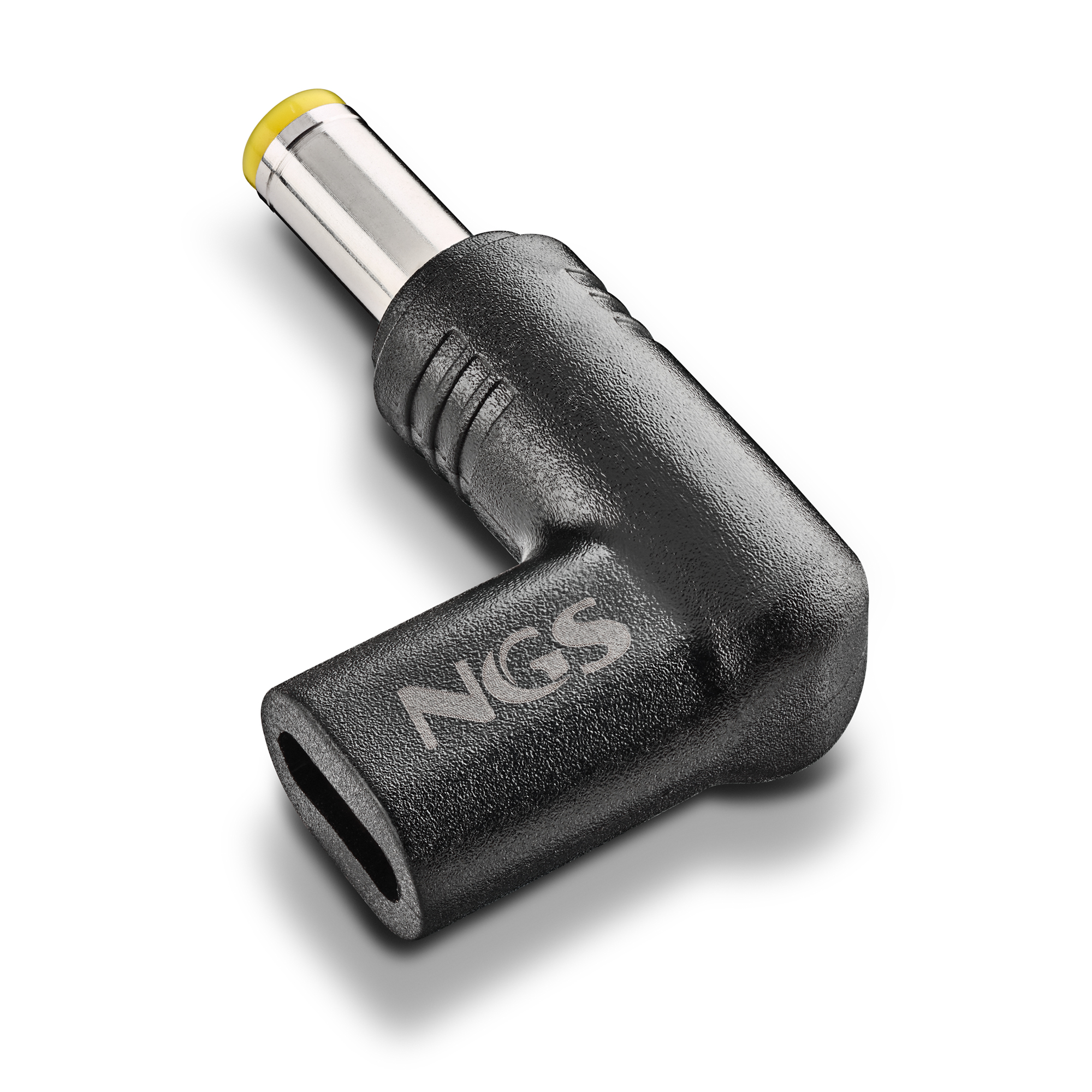 Adaptador de corriente en ángulo de 90 grados, negro y amarillo, sobre fondo blanco.