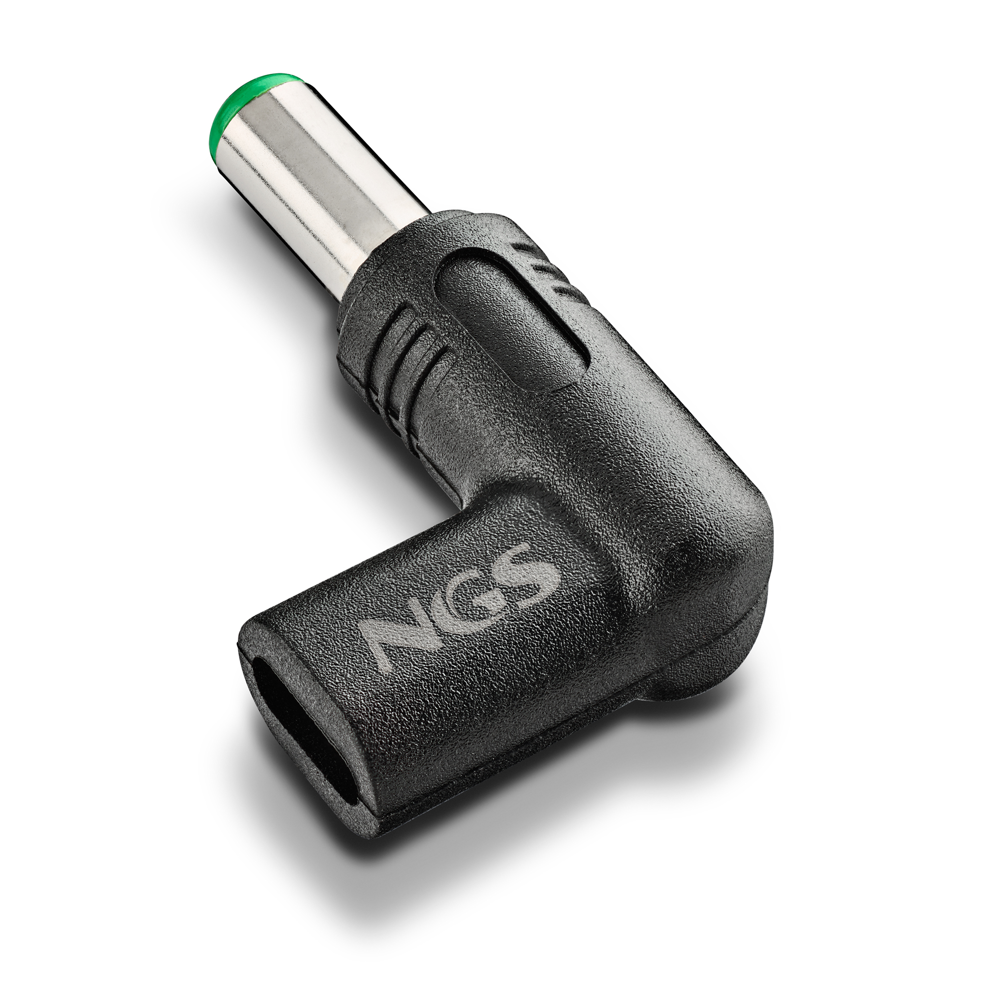 Adaptador de corriente CC negro de 90 grados con conector plateado con punta verde y el logotipo 'NGS'.