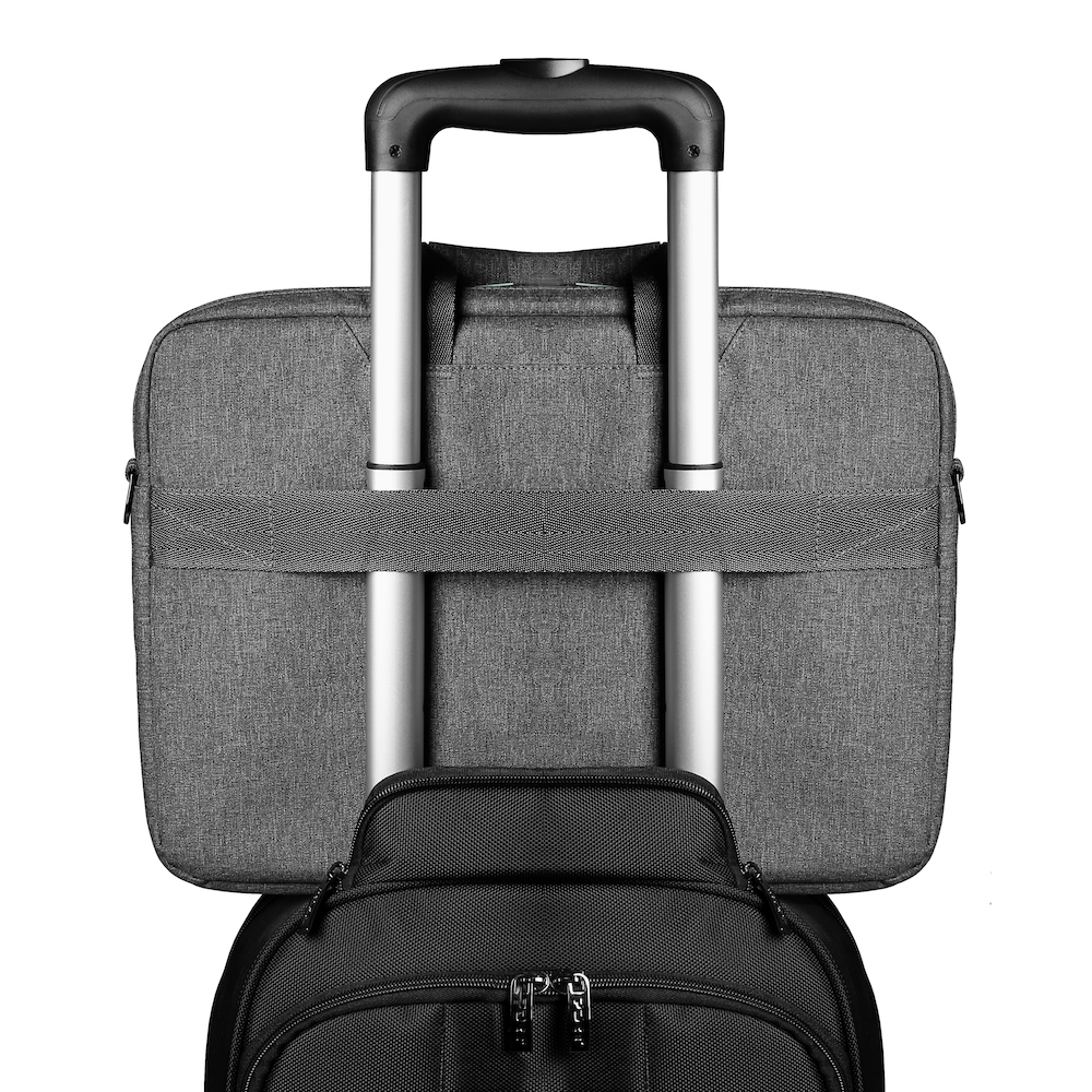 Eine graue Laptoptasche oben auf einem schwarzen Rucksack. Die Tasche hat einen Griff und einen Reißverschluss.