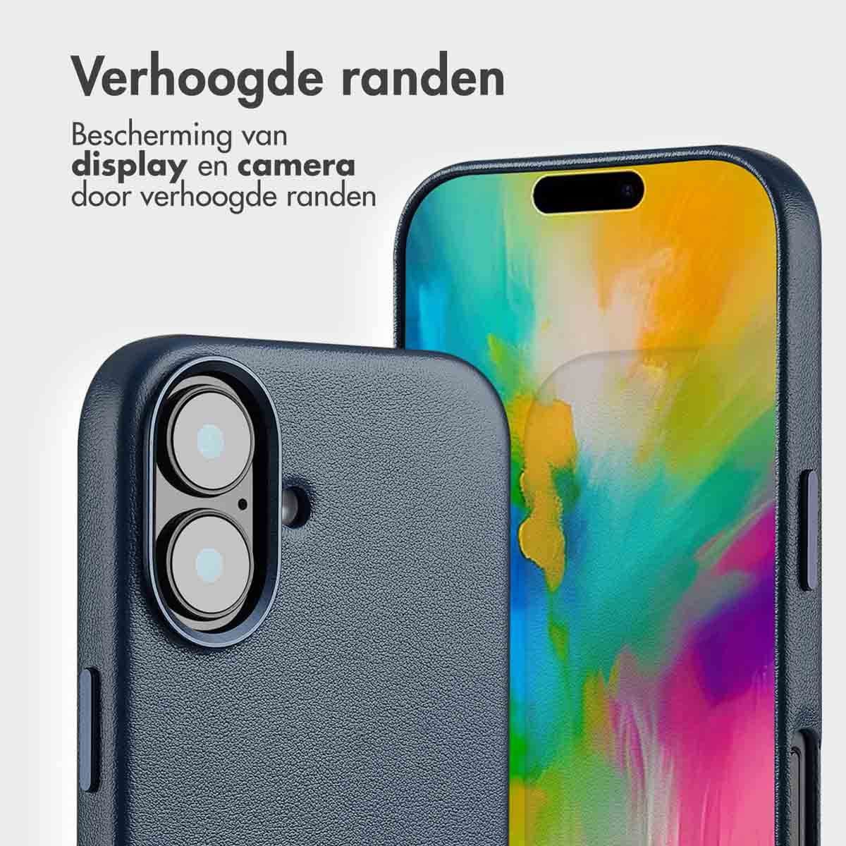 Une coque de téléphone bleu foncé à côté d'un téléphone avec un écran. Vue rapprochée.