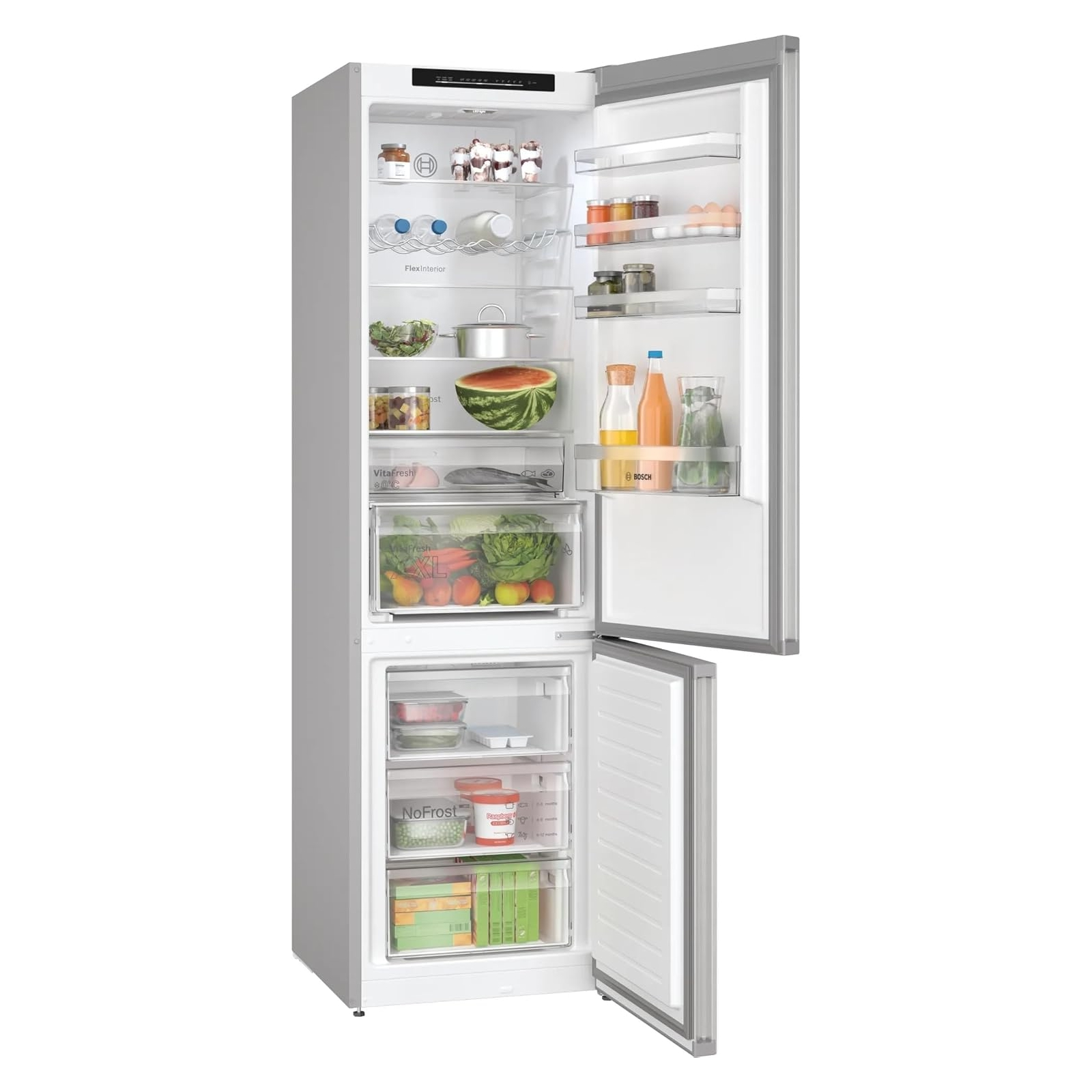 Ein silberner Kühlschrank mit geöffneter Tür. Im Inneren Regale mit Essen und Getränken.