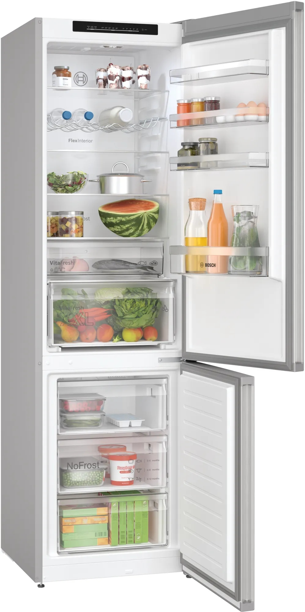Offener Kühlschrank mit Regalen voller Lebensmittel. Gemüse, Obst und Getränke sind sichtbar.