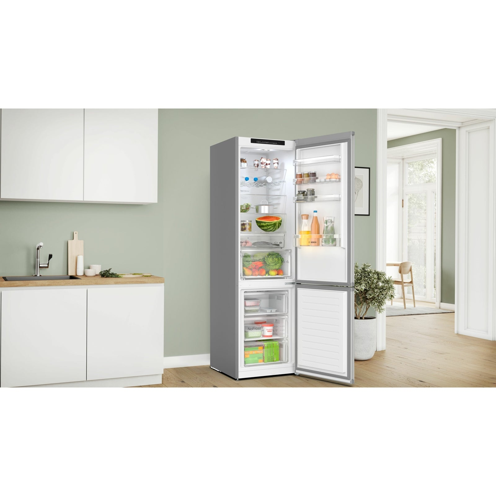 Ein Kühlschrank mit offener Tür, die Regale mit Lebensmitteln in einer Küchenumgebung zeigt.