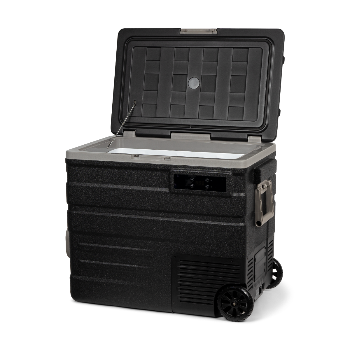 Schwarz-graue Kühlbox, offener Deckel, mit Rädern und Griff. Schwarzer Hintergrund.