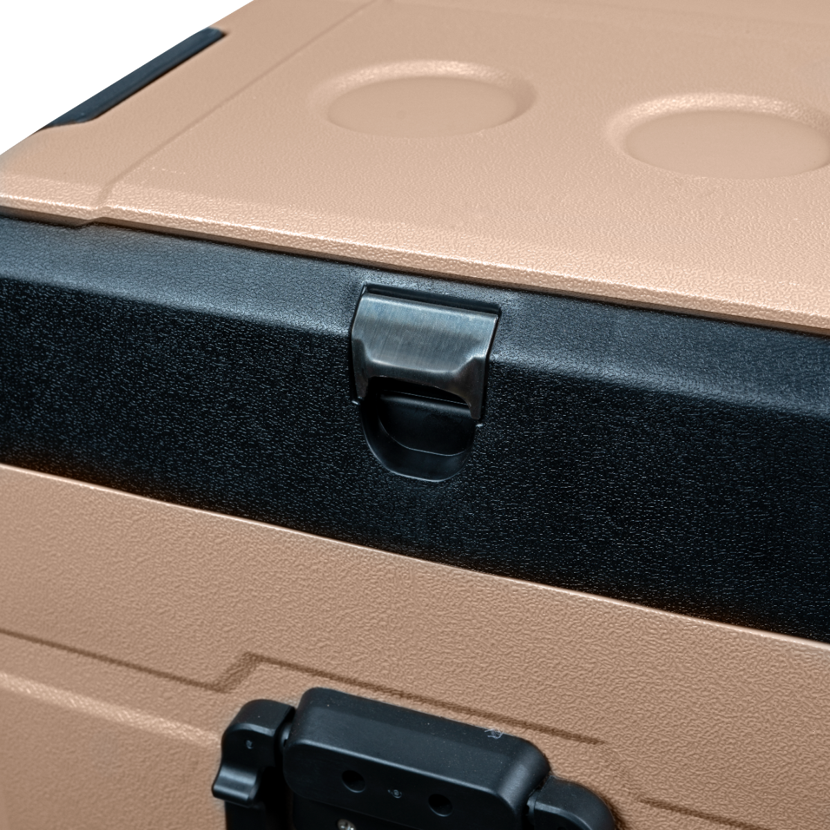 Nahaufnahme des Verschlusses eines Kühlers. Der Kühler ist beige und schwarz. Der Verschluss ist metallisch und schwarz.