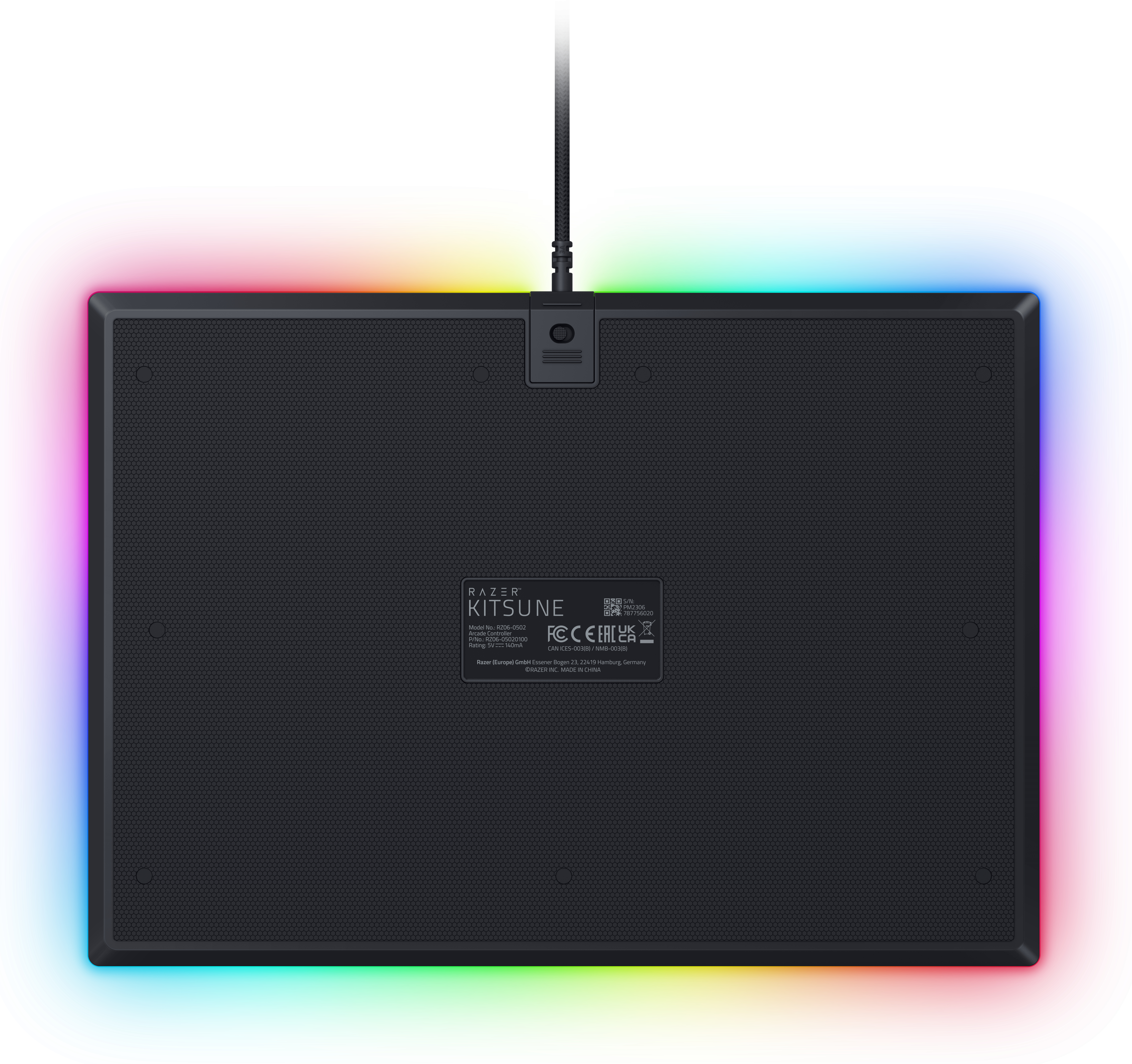 Razer Kitsune Tastaturunterseite mit bunten LED-Leuchten und Text mit Modell- und Seriennummern.