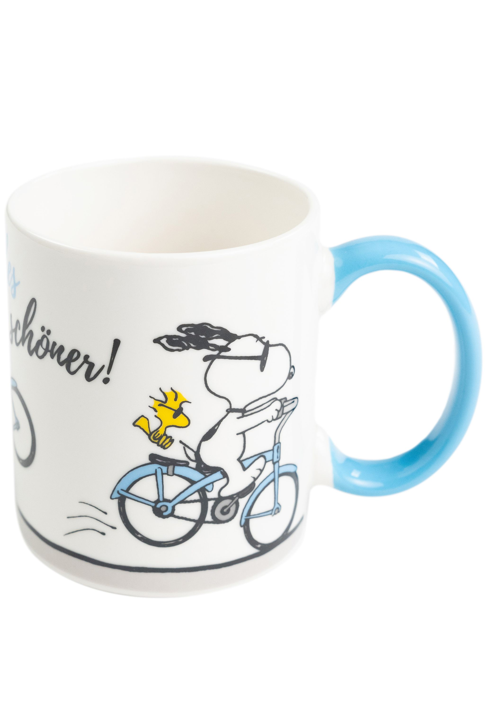 Eine weiße Tasse mit blauem Griff. Snoopy fährt darauf Fahrrad.