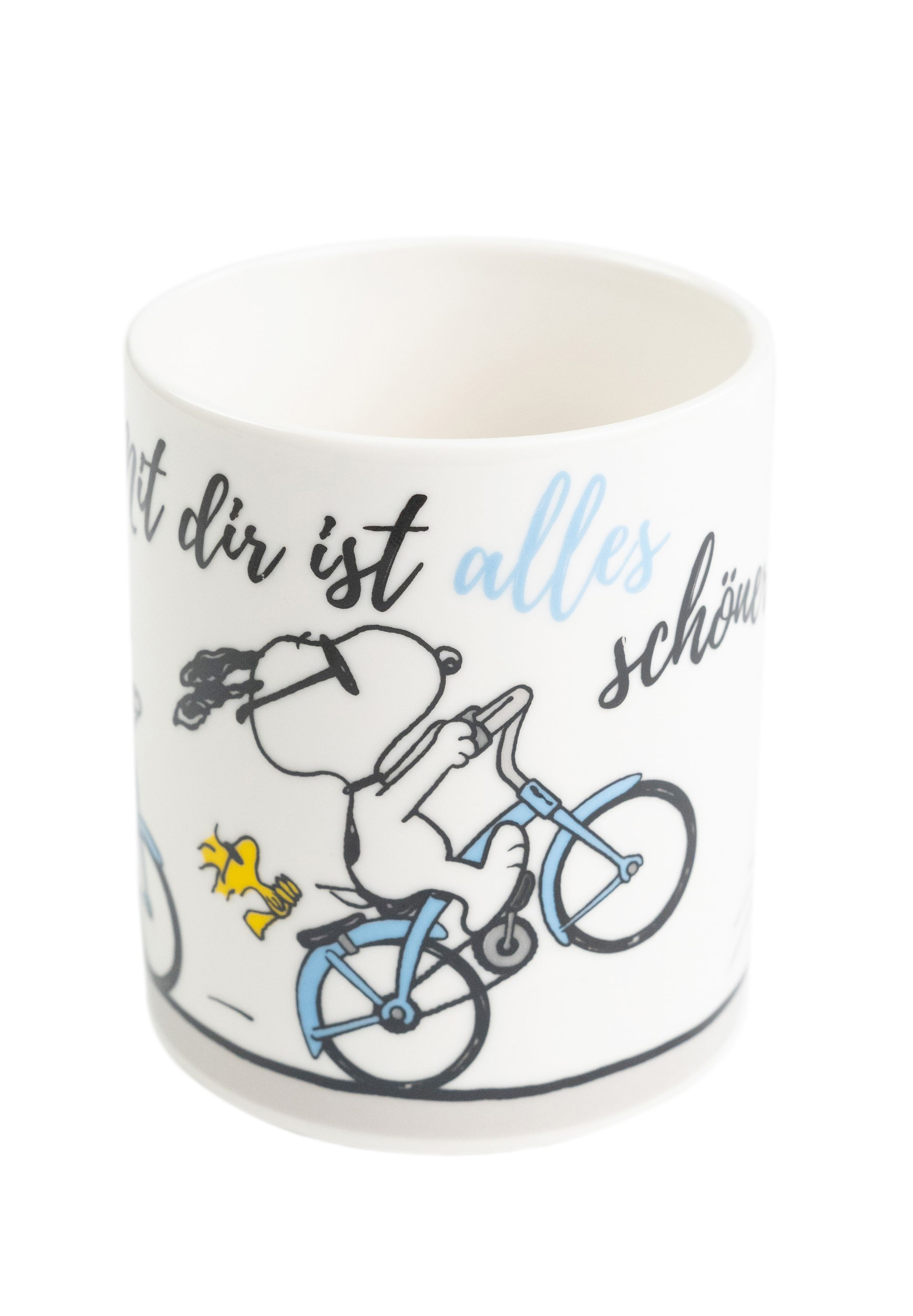Becher mit Snoopy auf Fahrrad. Weißer Hintergrund.