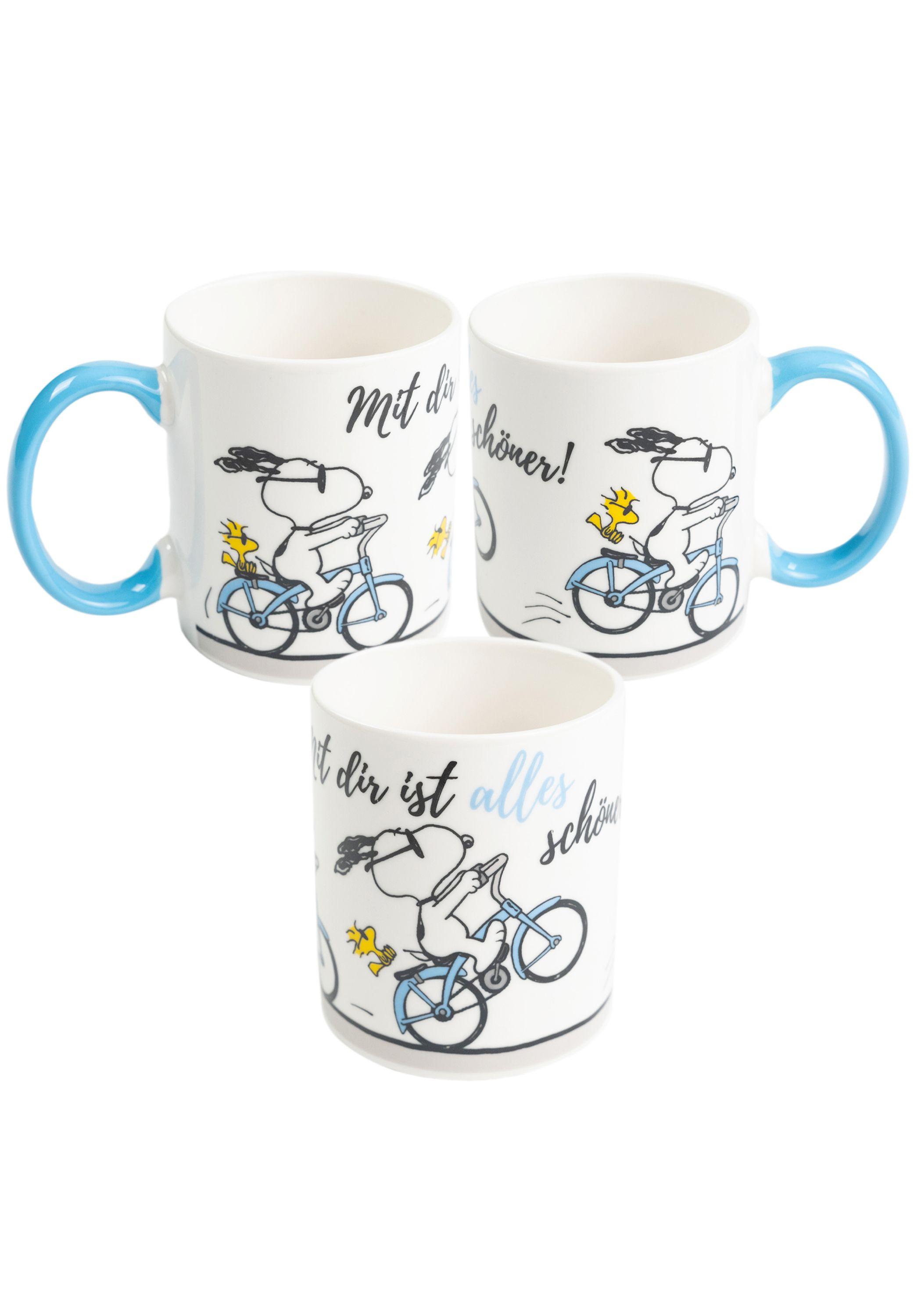 Drei Snoopy-Tassen mit blauen Griffen. Snoopy auf Fahrrädern, Text an der Seite.