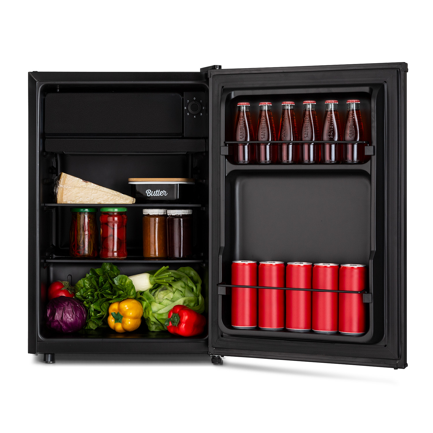 Un pequeño refrigerador negro con la puerta abierta, lleno de comida y bebidas. Incluye latas y botellas rojas.
