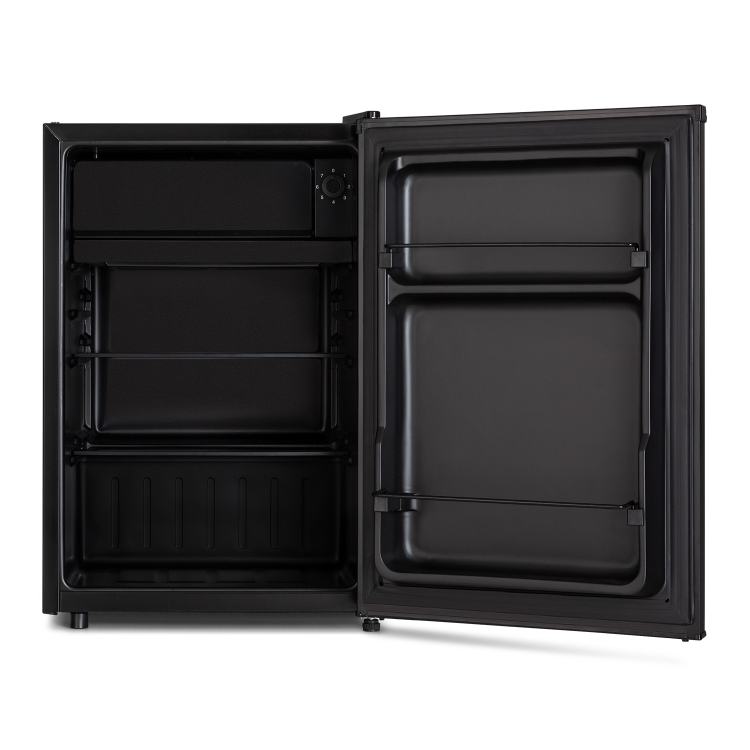 Un mini-refrigerador negro con la puerta abierta, mostrando estantes en el interior.