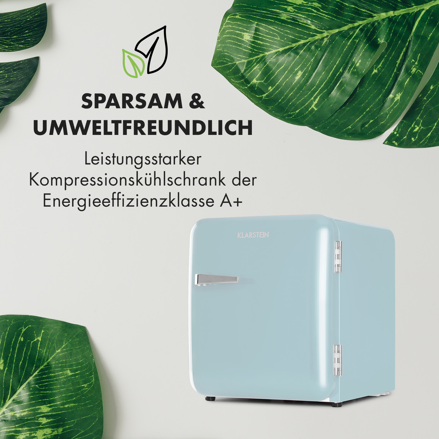 Un piccolo frigorifero in stile retrò azzurro con testo in tedesco sull'efficienza energetica.