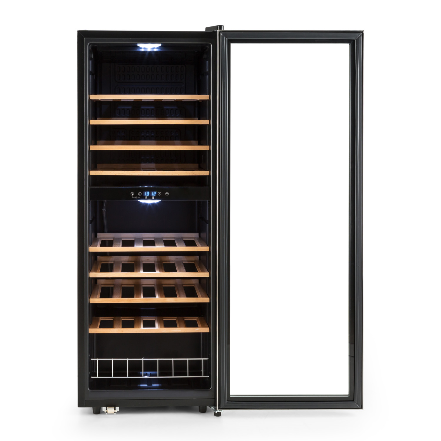 Schwarzer Weinkühler mit offener Tür, zeigt Holzregale und Weinflaschen. Ein digitales Display ist sichtbar.