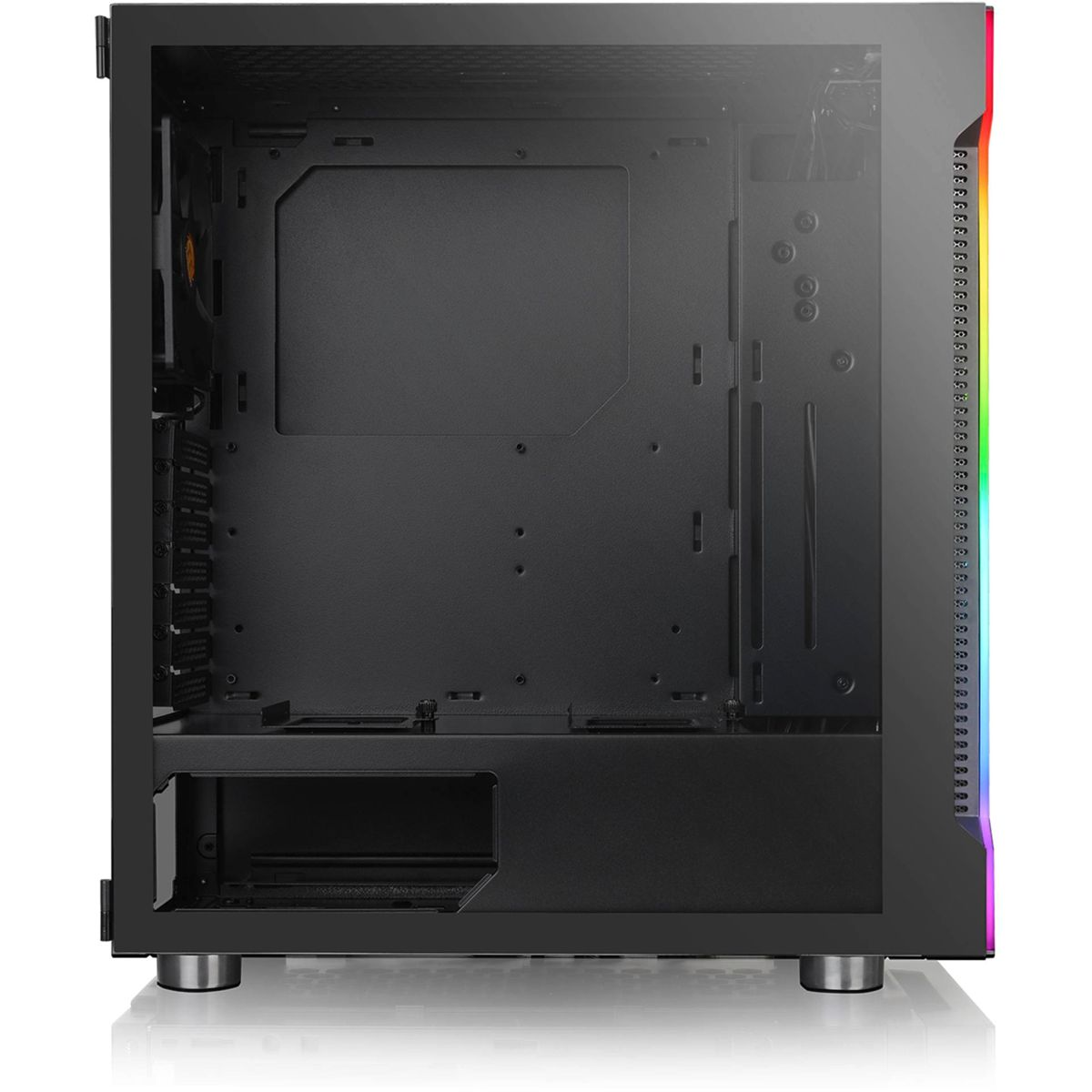 Leeres schwarzes Computergehäuse mit Glasseitenwand, Regenbogen-LED-Streifen und silbernen Füßen.