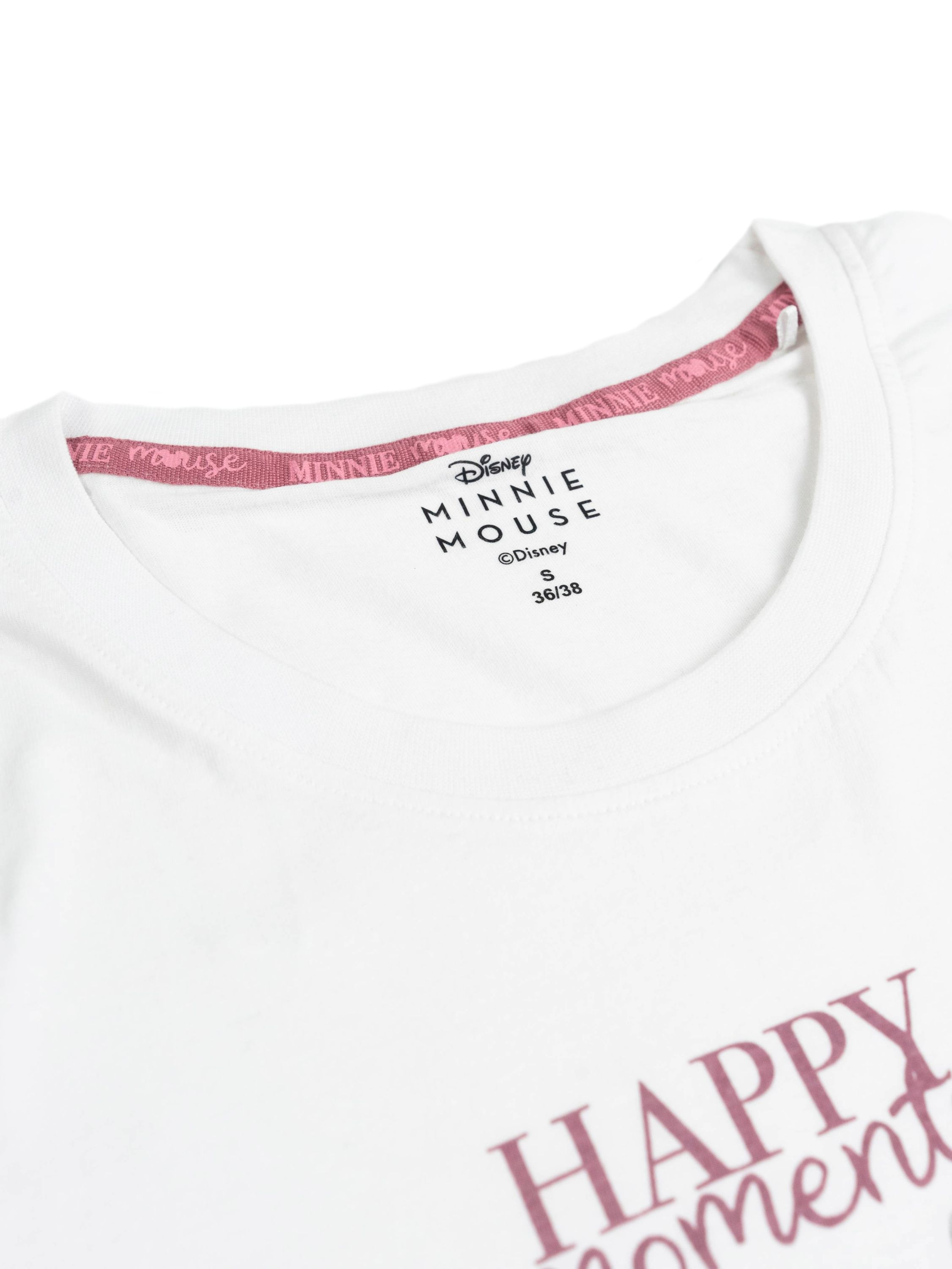 Ein weißes T-Shirt mit Minnie Mouse-Logo und den pinkfarbenen Worten "Happy Moments".