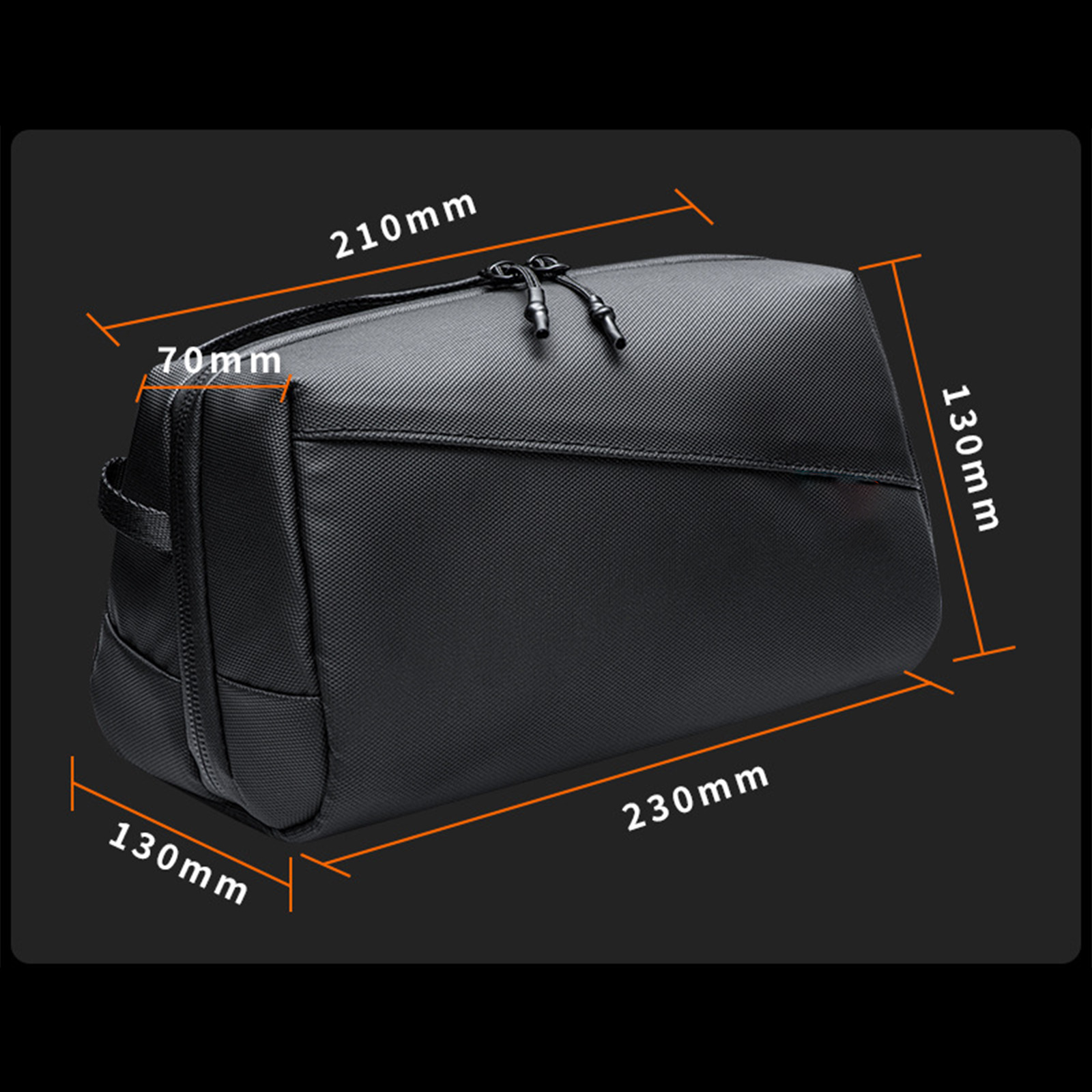 Schwarze Reisetasche mit Maßangaben. Sie ist rechteckig mit Griff und Reißverschluss.