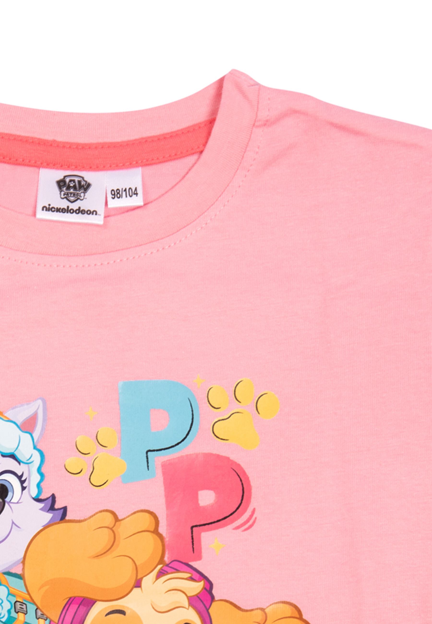 Ein pinkes T-Shirt mit Paw Patrol-Design. Das Shirt ist nah und das Paw Patrol-Logo ist sichtbar.
