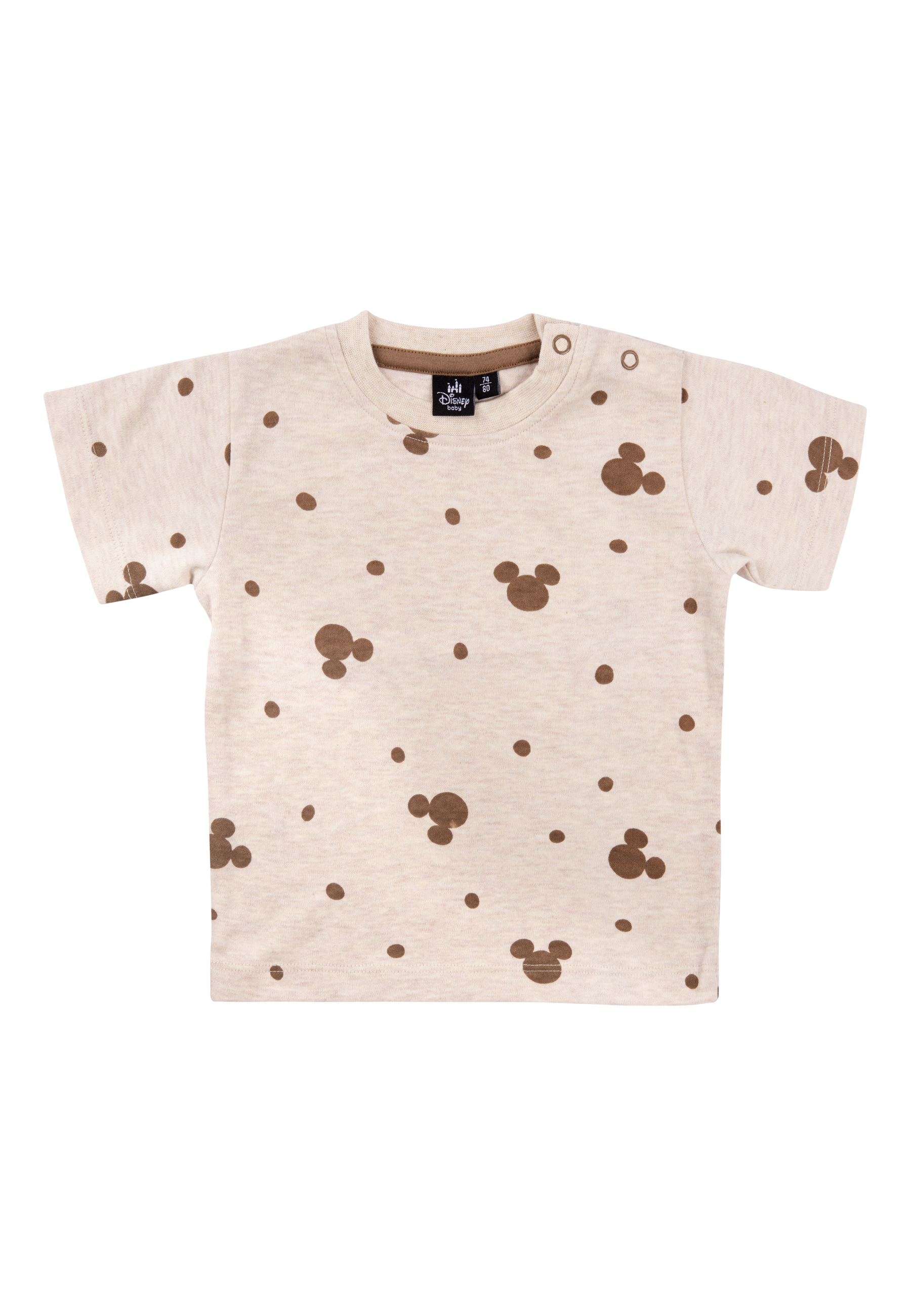 Ein beiges T-Shirt mit braunen Mickey Mouse-Kopfmustern darauf, auf weißem Hintergrund.