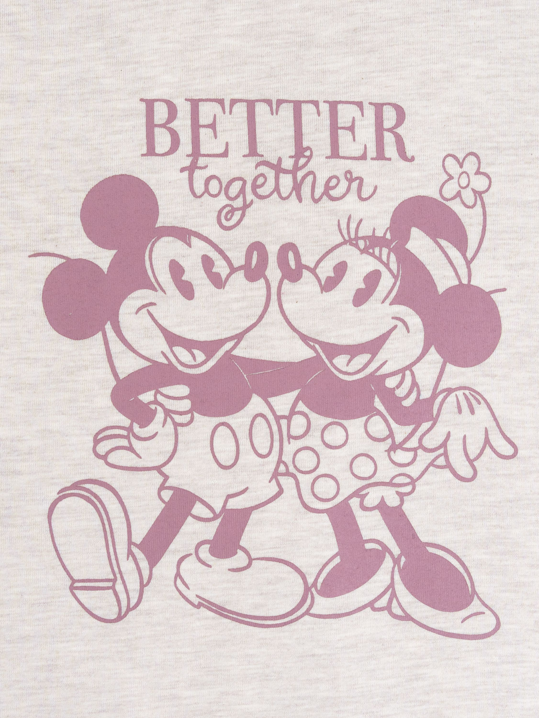 Mickey und Minnie Maus, Seite an Seite, halten Händchen. Der Text lautet: "Better together".
