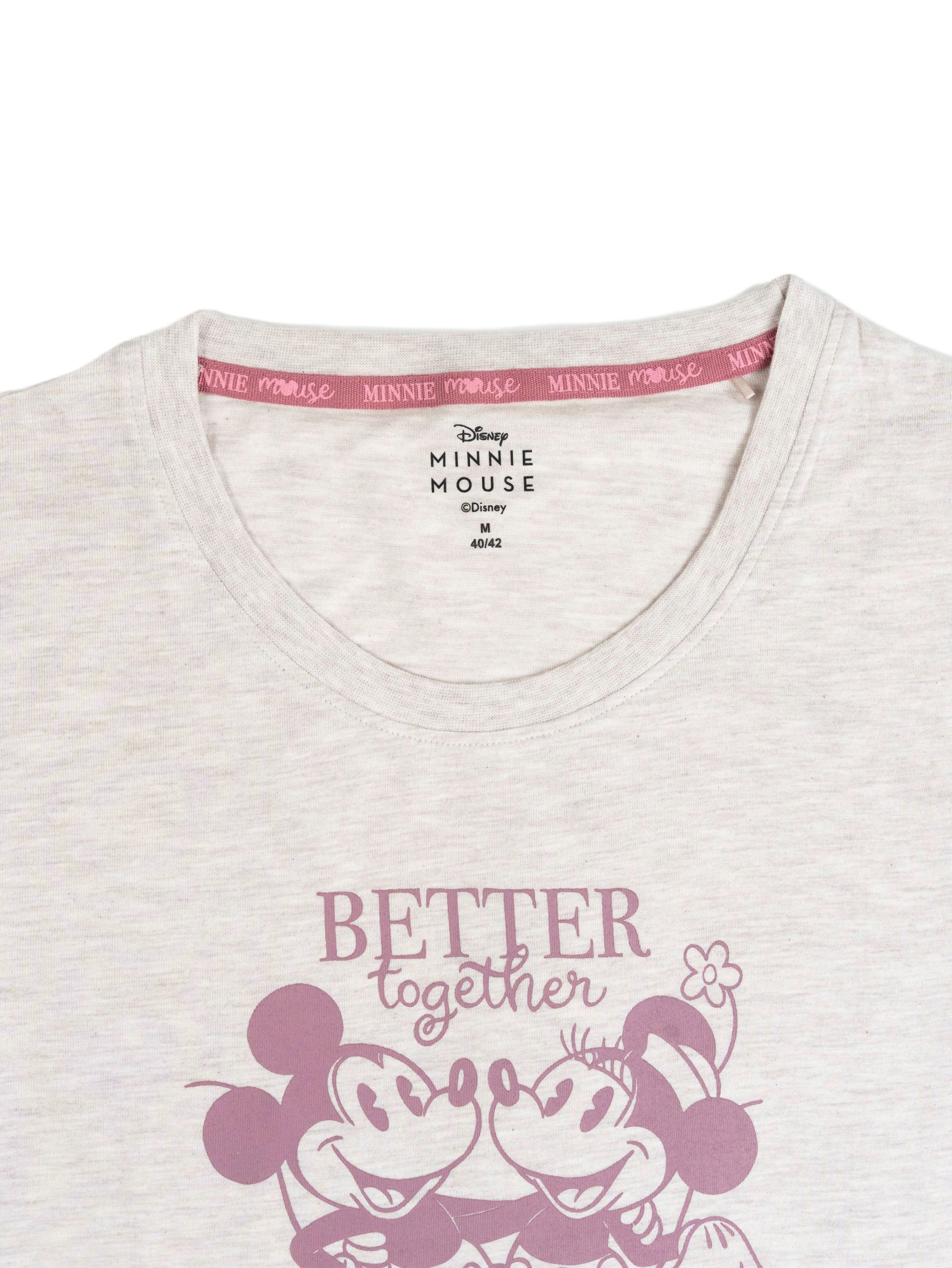 Nahaufnahme eines grauen Shirts mit Minnie Mouse-Design und Text: Better together.