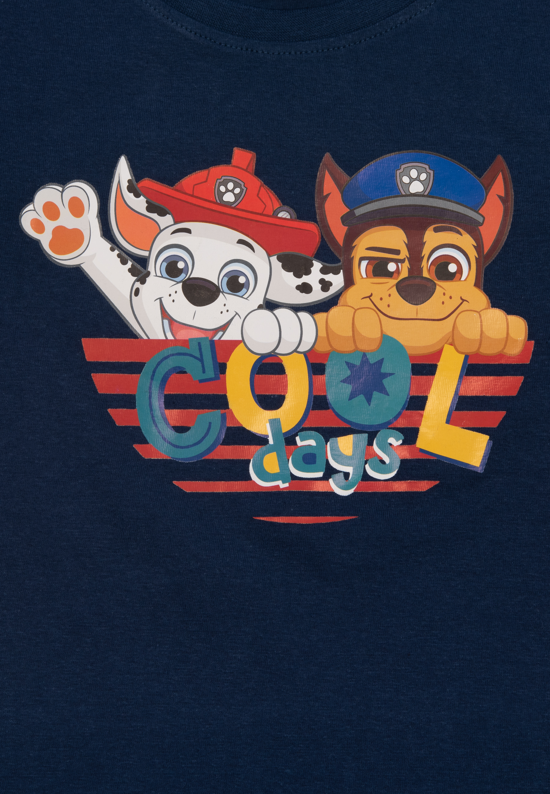 Ein marineblaues T-Shirt mit einem Paw Patrol-Design. Das Shirt ist nah.