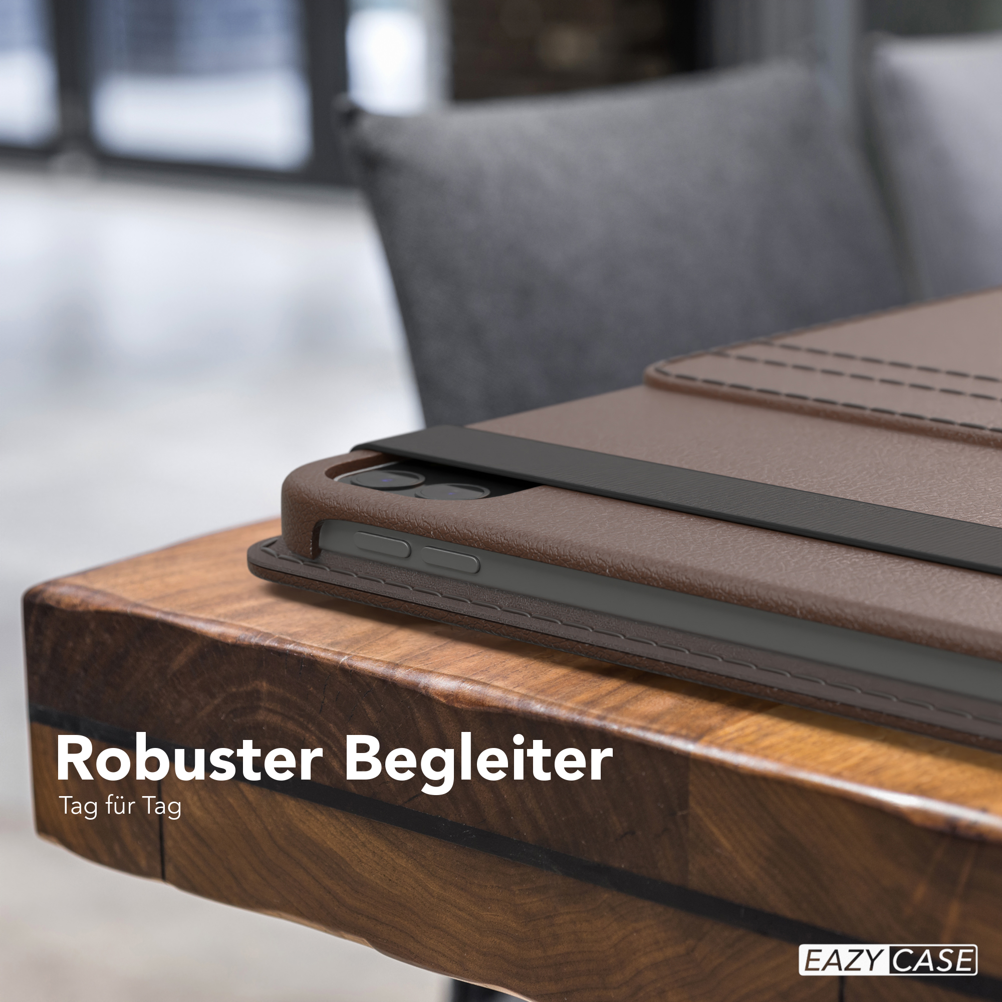 Eine braune Tablet-Hülle liegt auf einem Holztisch. Der Text 'Robuster Begleiter' ist sichtbar.