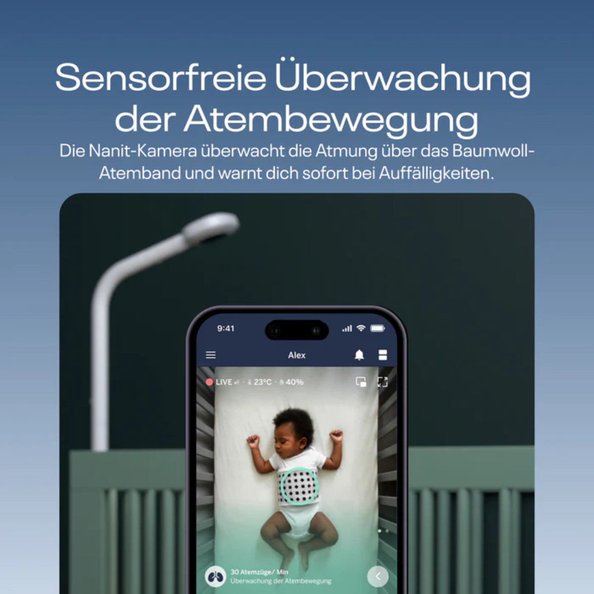 Ein Baby in einem Kinderbett wird von einem Telefonbildschirm mit Live-Daten und einer Kamera überwacht.