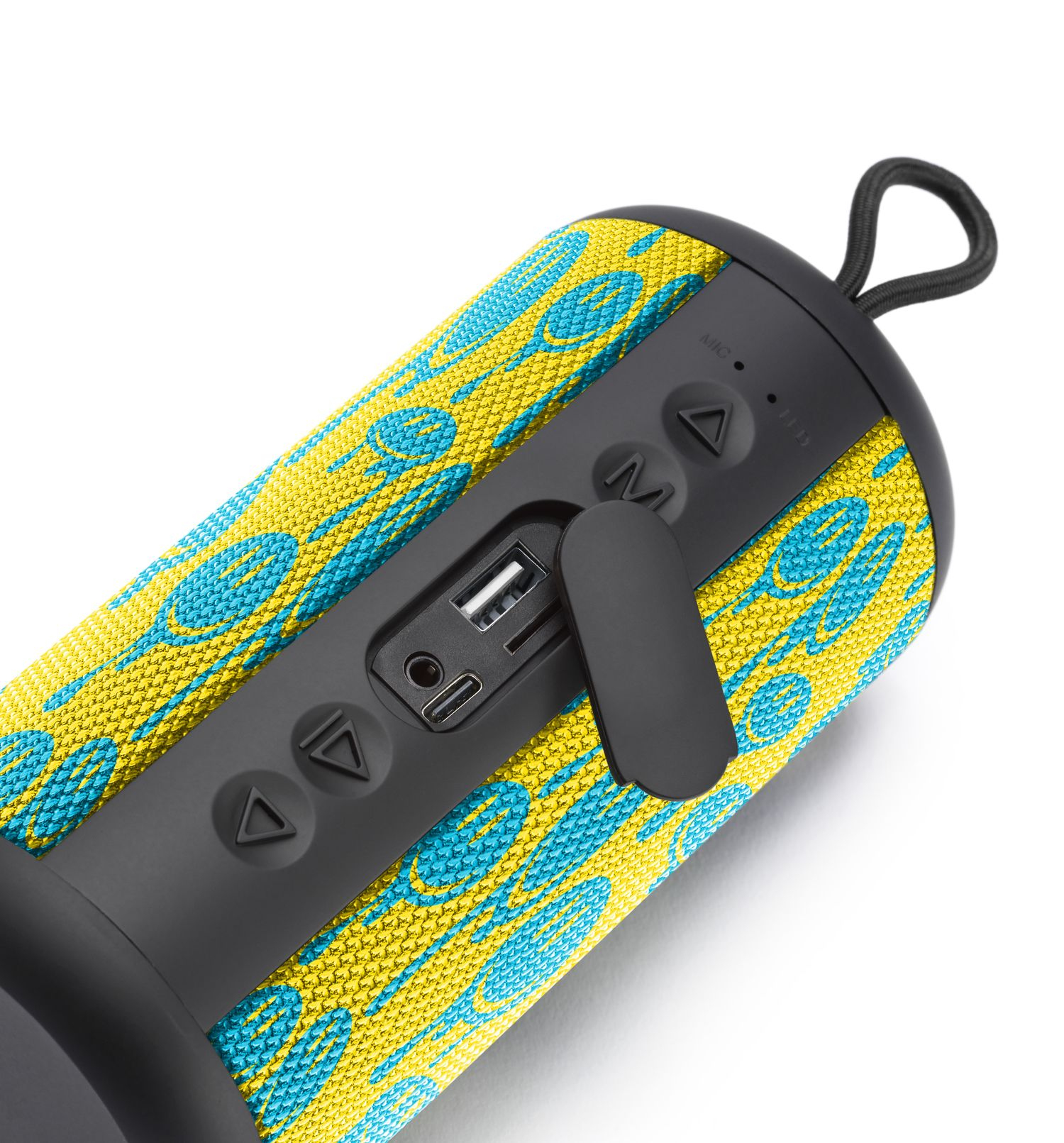 Zbliżenie głośnika przenośnego z przyciskami i żółto-niebieskim wzorem.