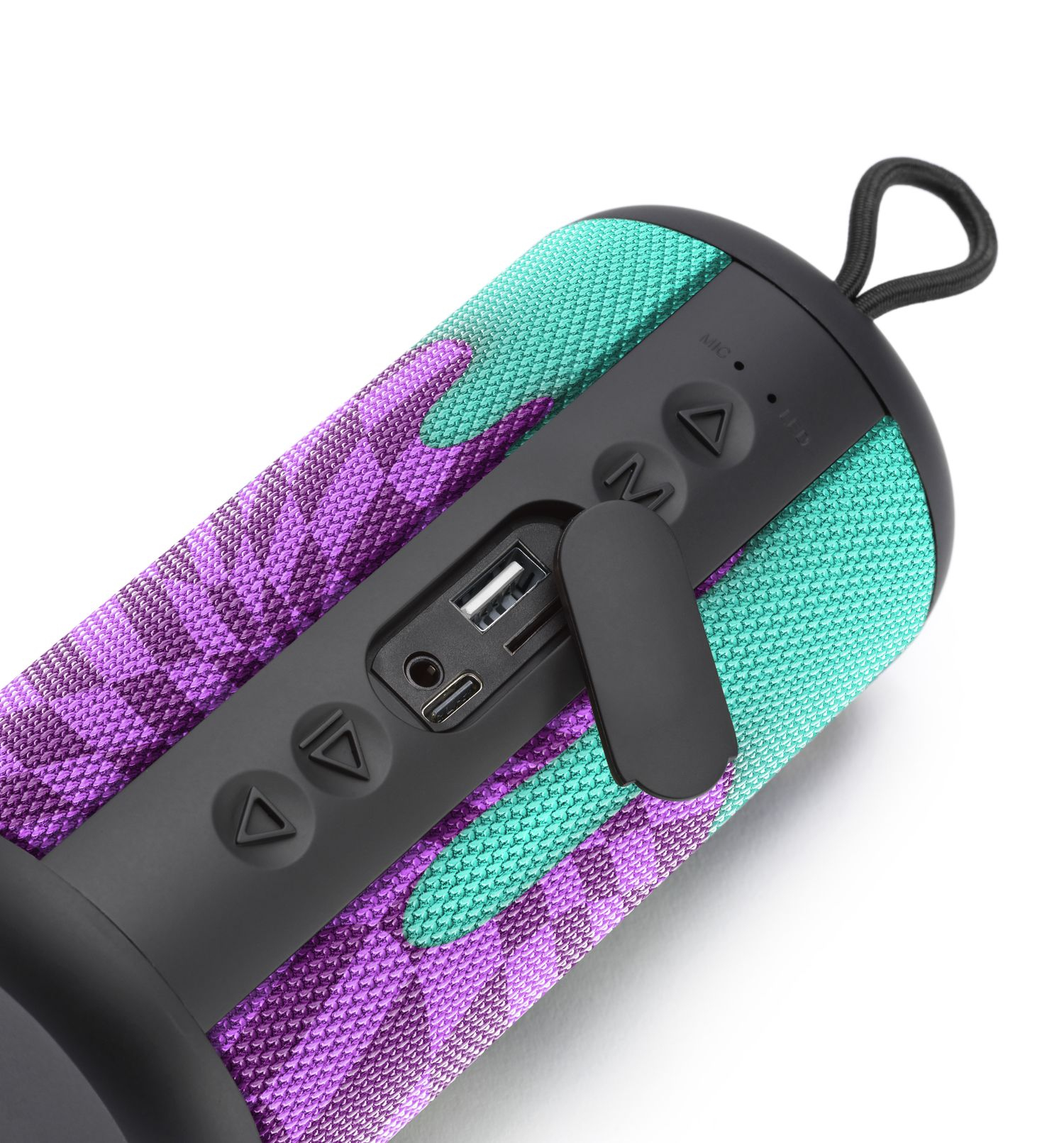 Zbliżenie kolorowego głośnika przenośnego z przyciskami, portami i czarnym uchwytem.