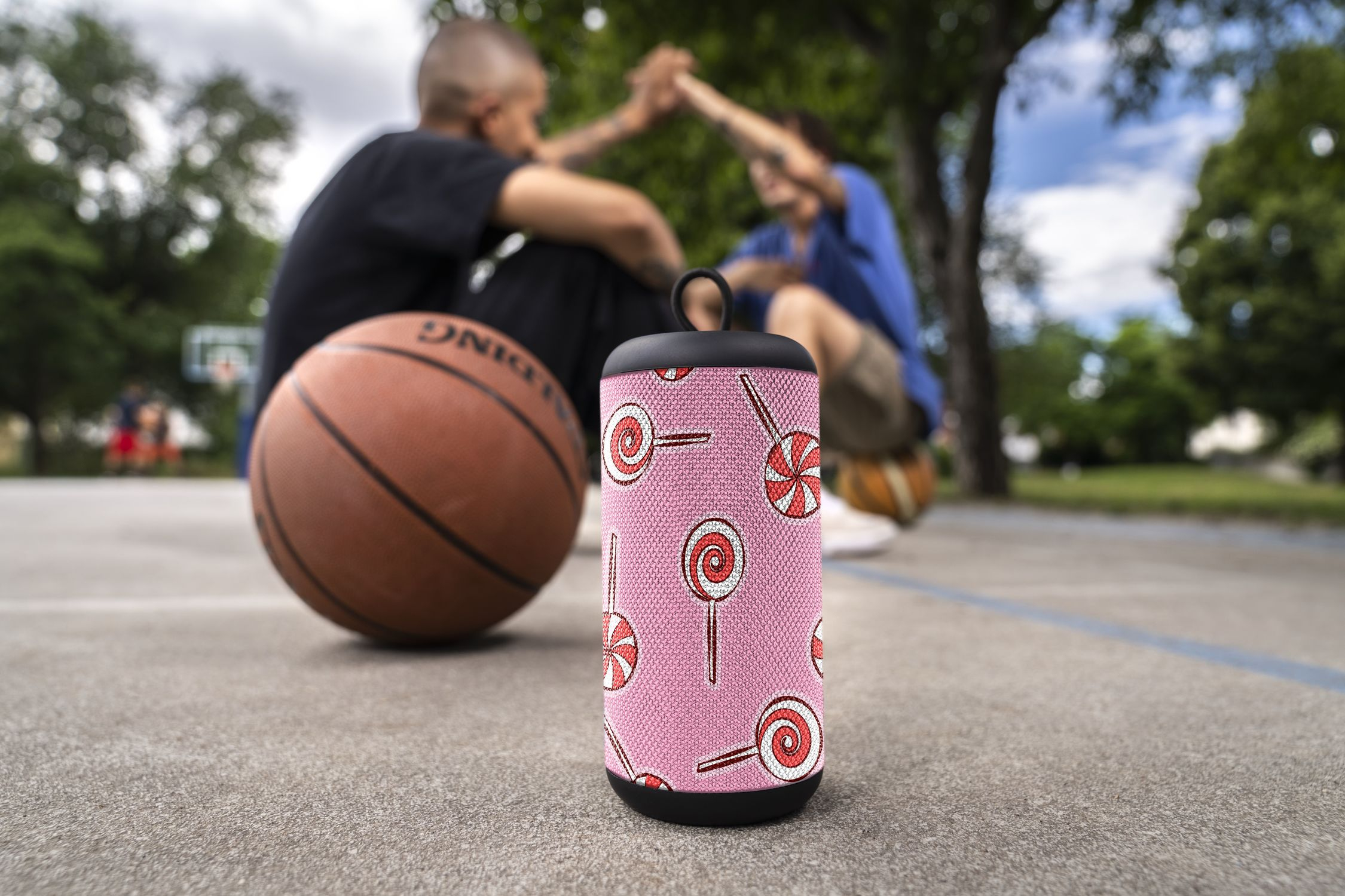 Pionowy głośnik bezprzewodowy z niebiesko-fioletowym wzorem, ze słowami "VERTICAL WIRELESS SPEAKER".