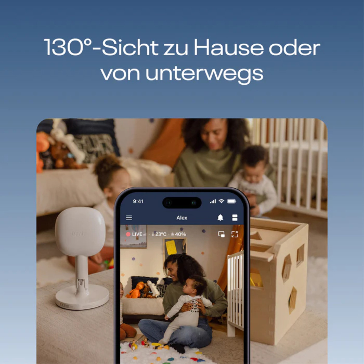 Ein Babyphone zeigt ein Baby und eine Familie. Der Bildschirm zeigt Live-Video, Temperatur und Akkustand.