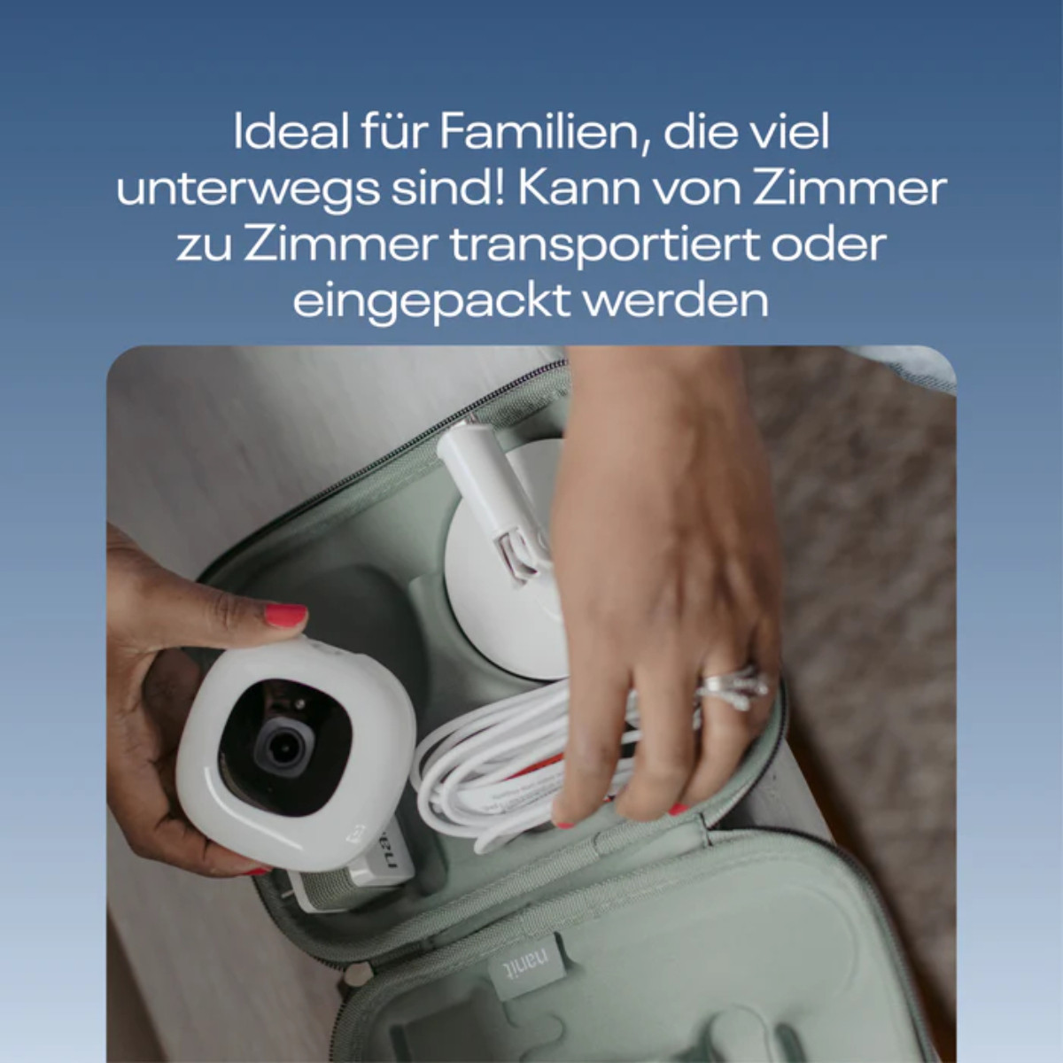 Hände einer Person mit einem Babyphone-Set. Der Monitor ist weiß, das Etui grün.